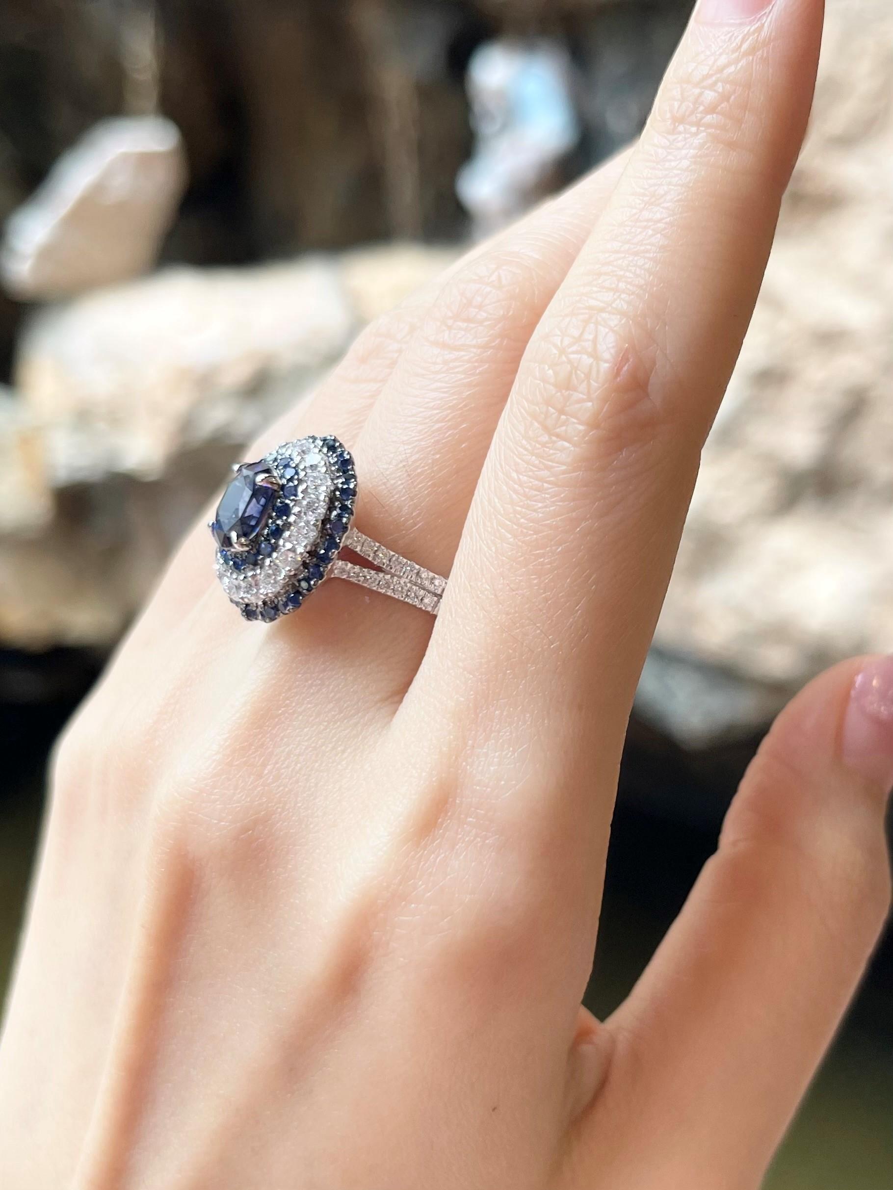 Bague en or blanc 18 carats sertie de saphirs bleus et de diamants Neuf - En vente à Bangkok, TH