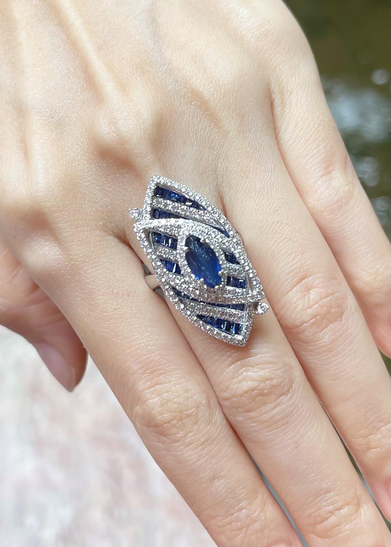 Blue Sapphire and Diamond Ring set in 18K White Gold Settings In New Condition For Sale In Bangkok, TH