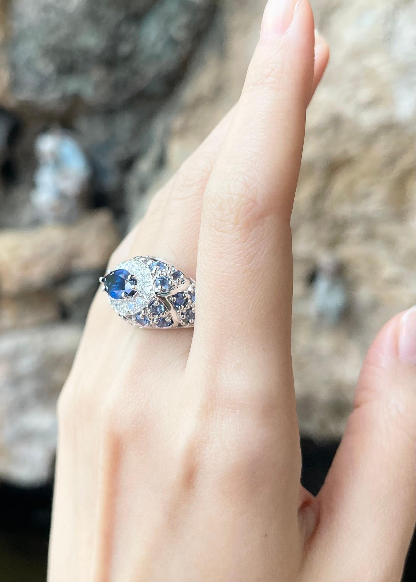 Blue Sapphire and Diamond Ring set in 18K White Gold Settings In New Condition For Sale In Bangkok, TH