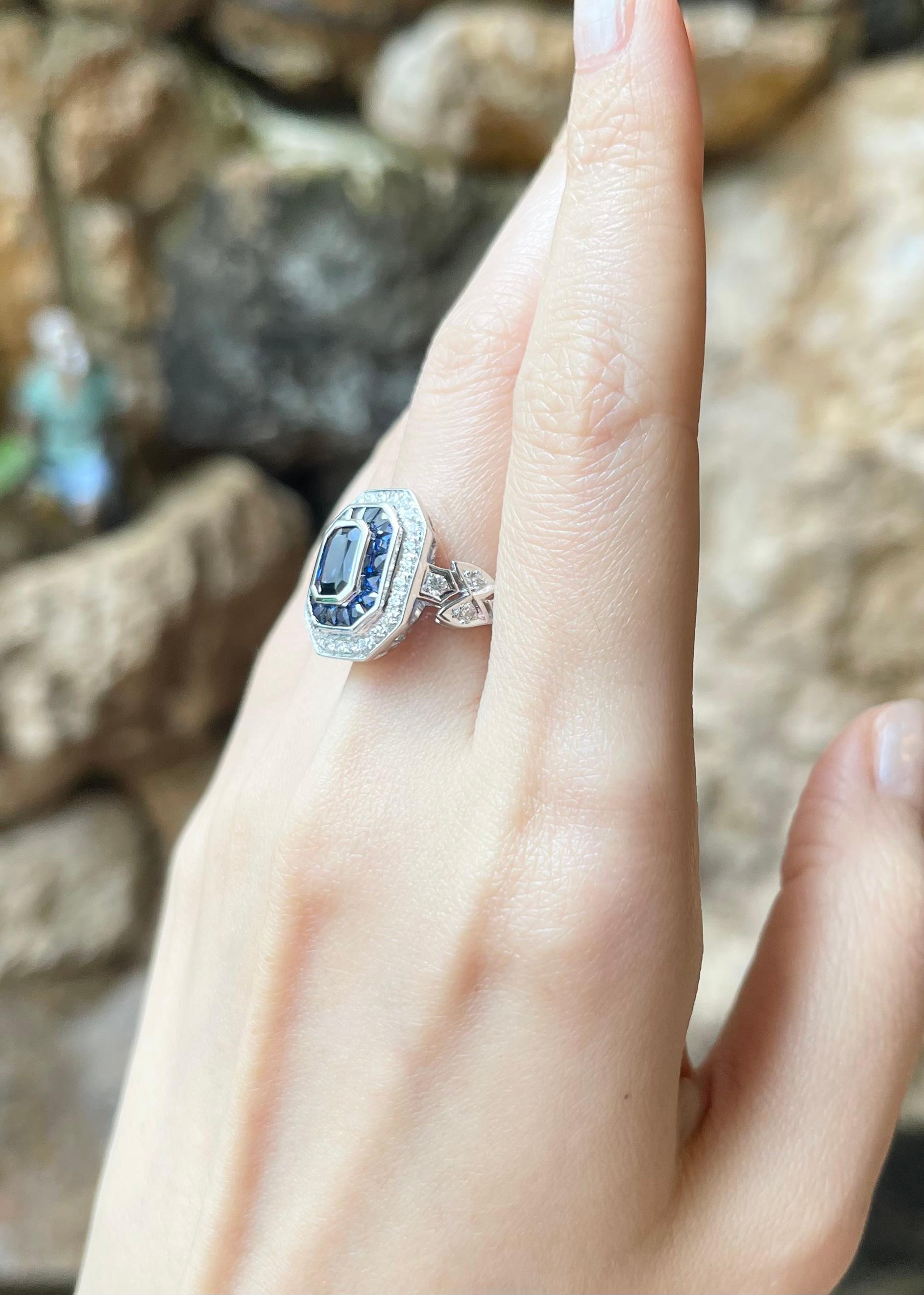 Blue Sapphire and Diamond Ring set in 18K White Gold Settings In New Condition For Sale In Bangkok, TH