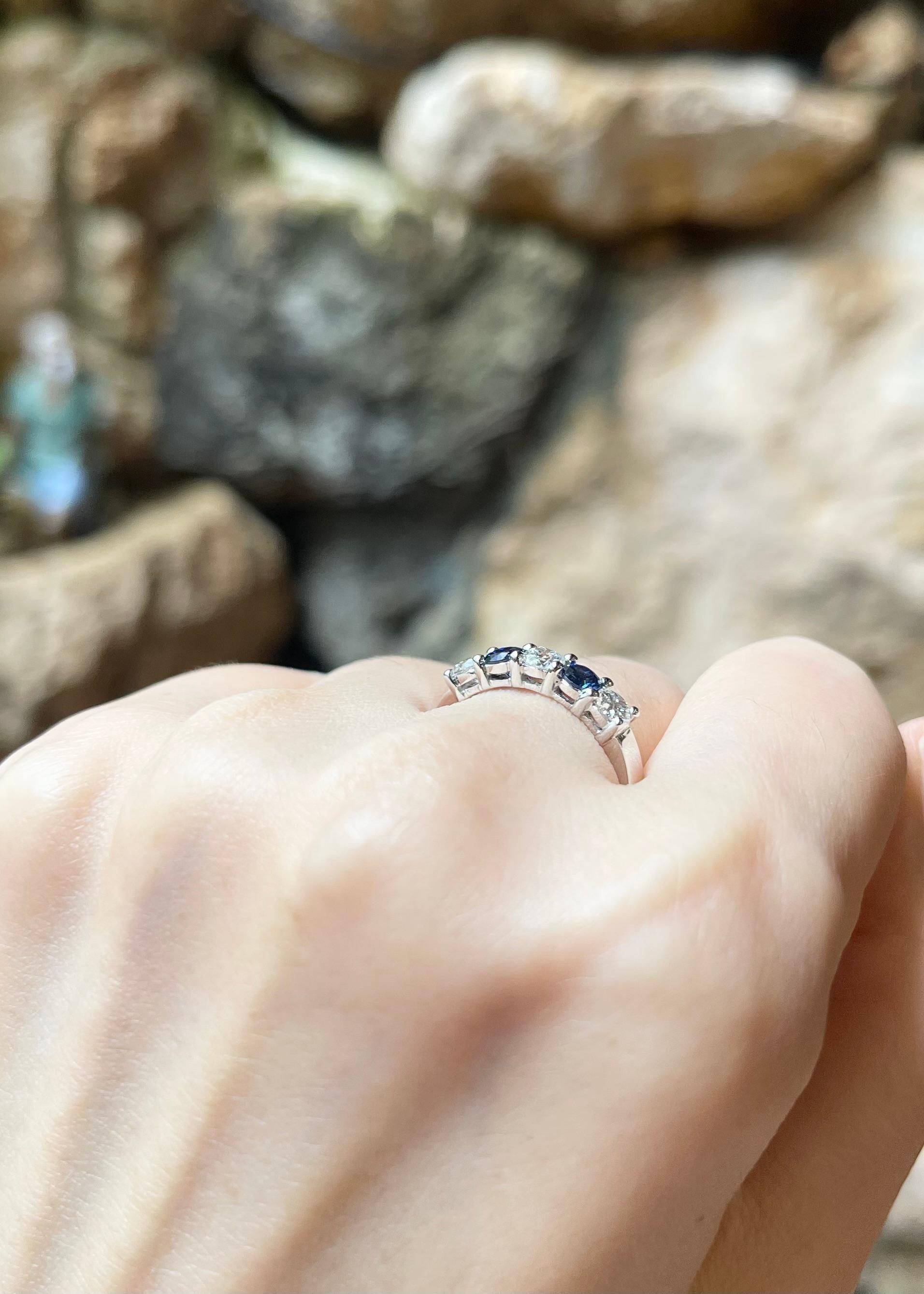 Bague en or blanc 18 carats sertie de saphirs bleus et de diamants Neuf - En vente à Bangkok, TH