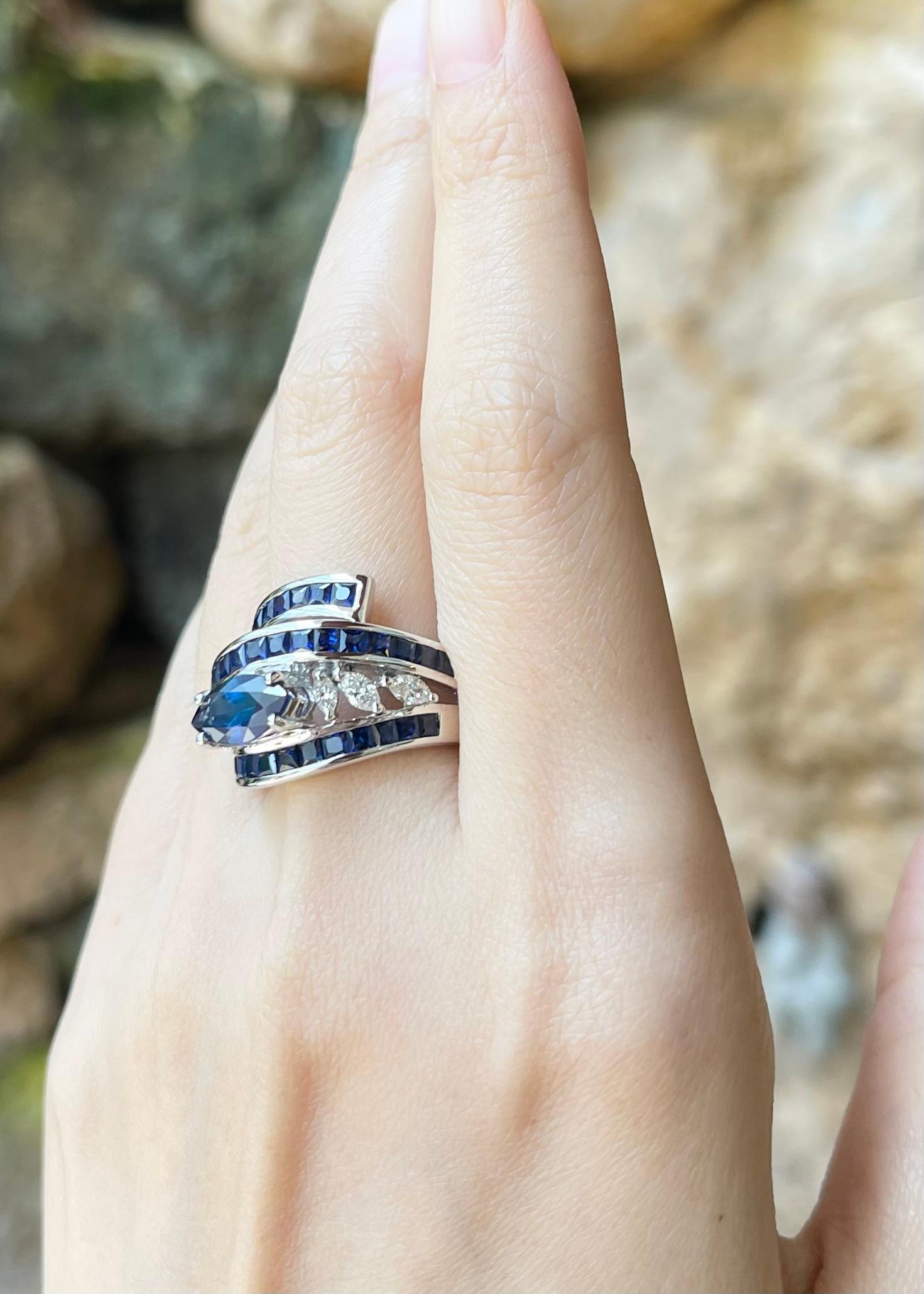 Anello con zaffiro blu e diamante incastonato in oro bianco 18 carati In condizioni Nuovo in vendita a Bangkok, TH