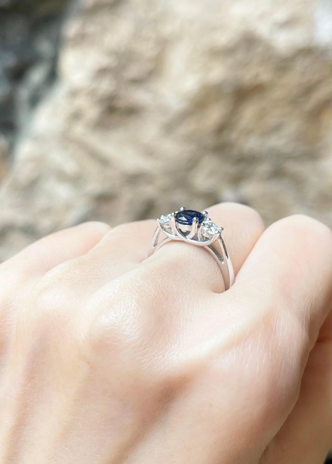 Ring mit blauem Saphir und Diamant in 18 Karat Weißgold gefasst Damen im Angebot