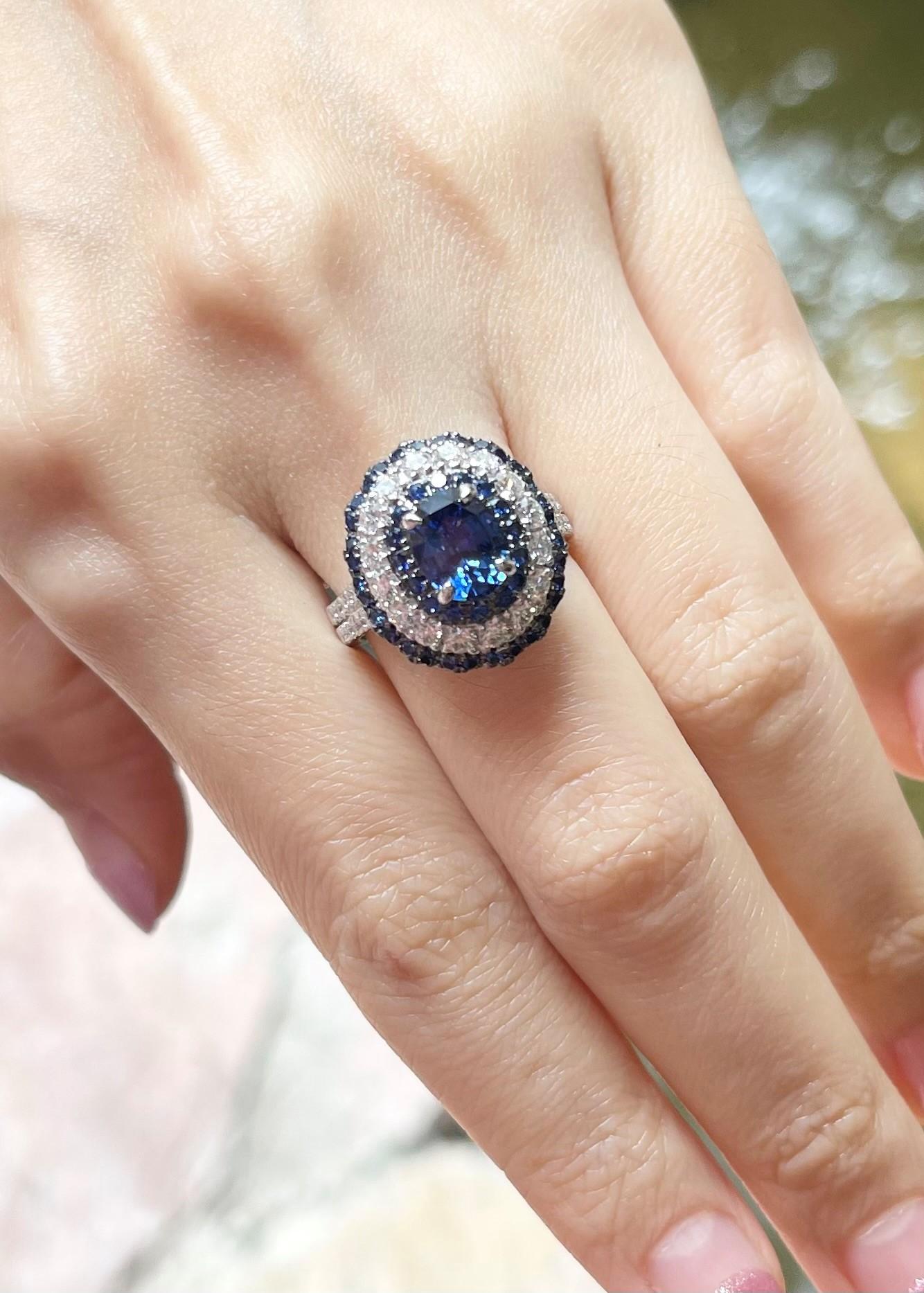 Bague en or blanc 18 carats sertie de saphirs bleus et de diamants Pour femmes en vente