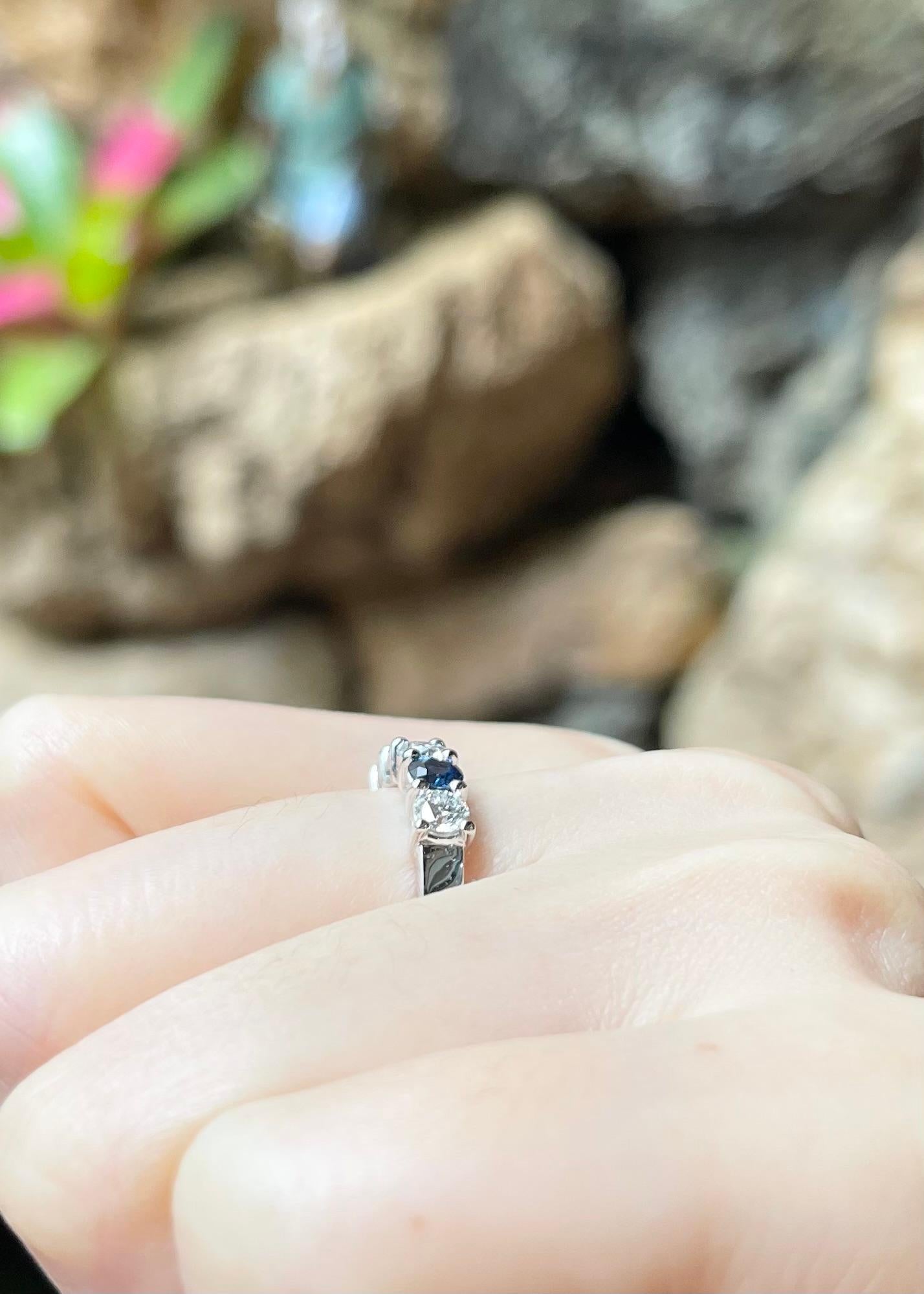 Bague en or blanc 18 carats sertie de saphirs bleus et de diamants Pour femmes en vente