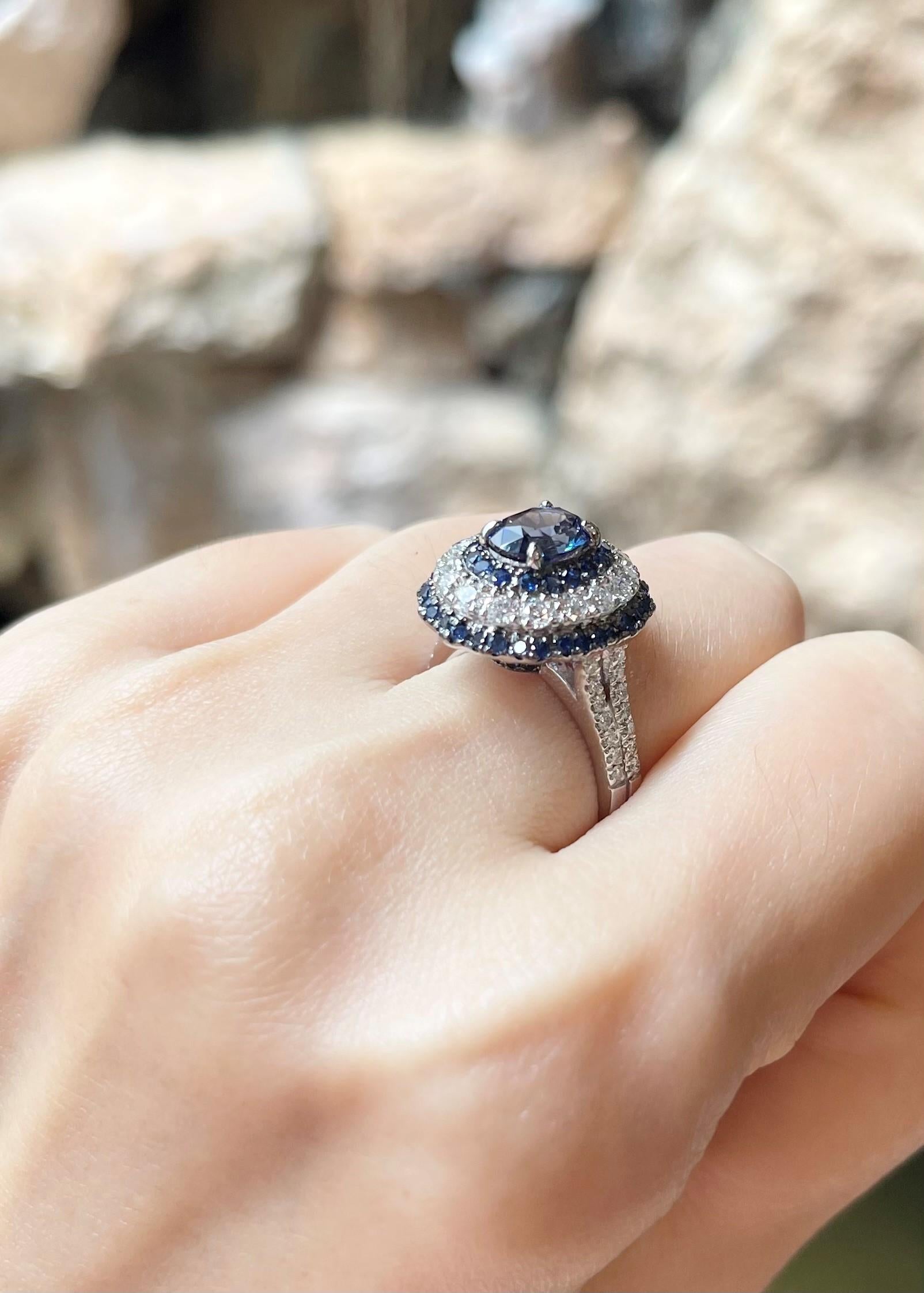 Bague en or blanc 18 carats sertie de saphirs bleus et de diamants en vente 1