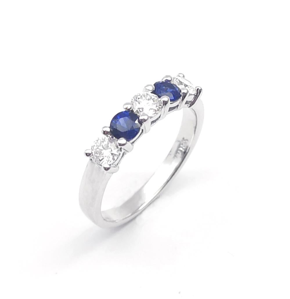 Bague en or blanc 18 carats sertie de saphirs bleus et de diamants en vente 1