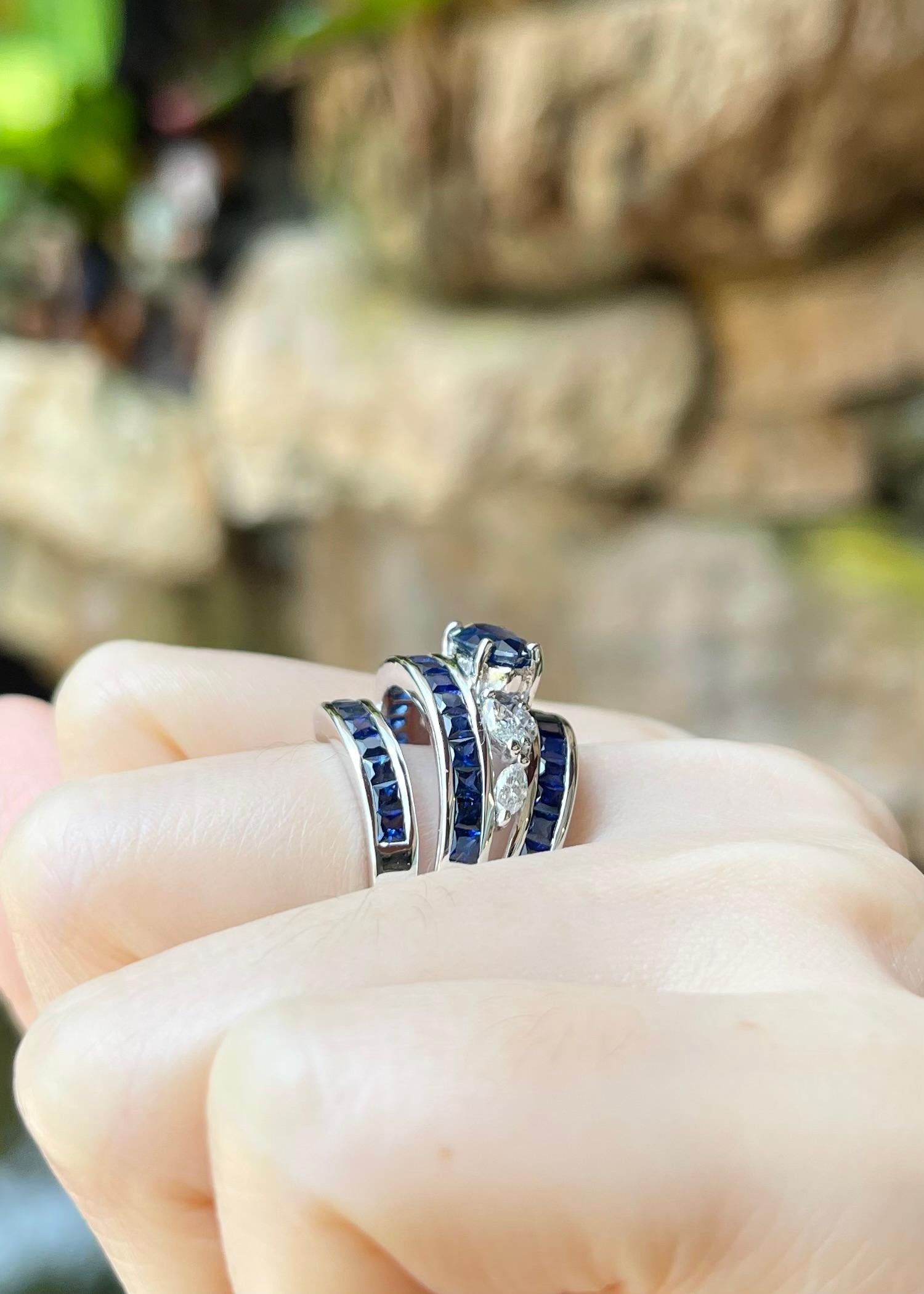 Anello con zaffiro blu e diamante incastonato in oro bianco 18 carati in vendita 1