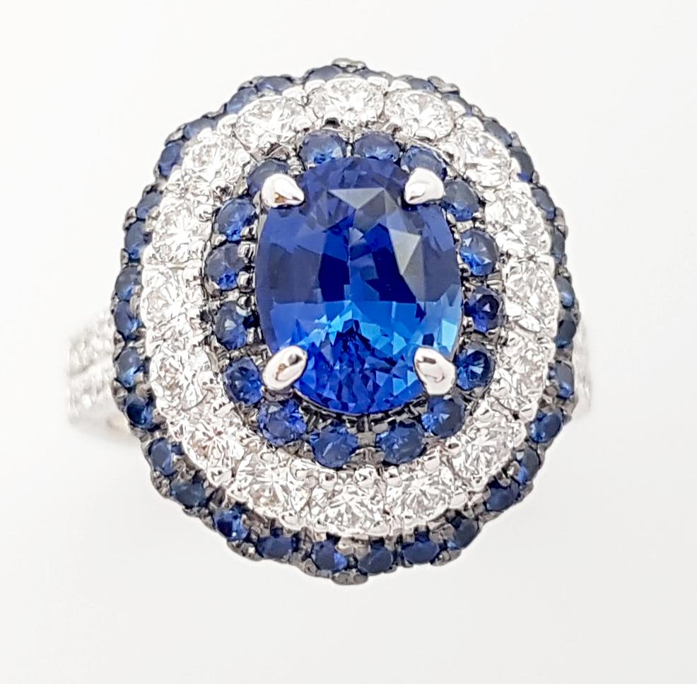 Bague en or blanc 18 carats sertie de saphirs bleus et de diamants en vente 2