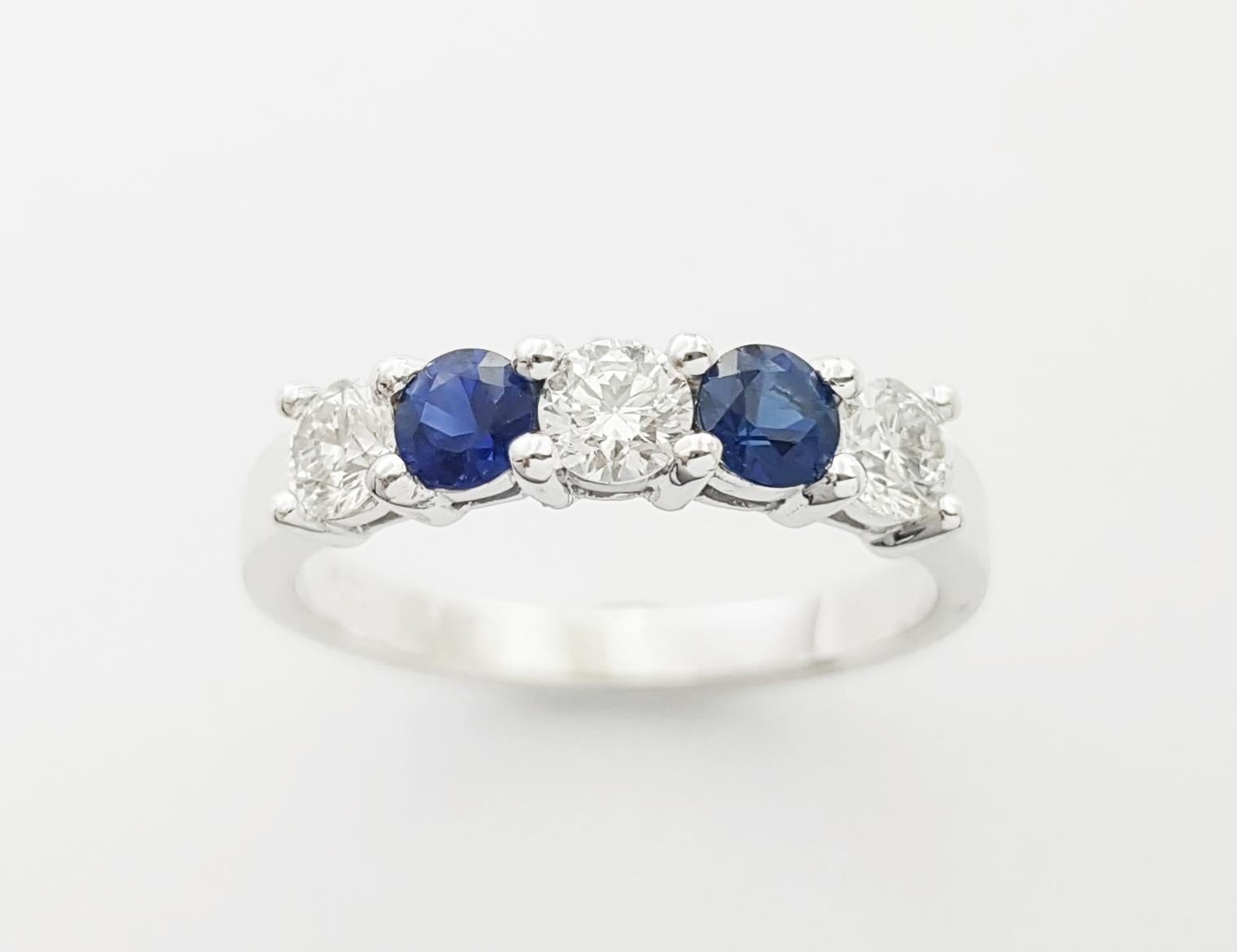 Bague en or blanc 18 carats sertie de saphirs bleus et de diamants en vente 2
