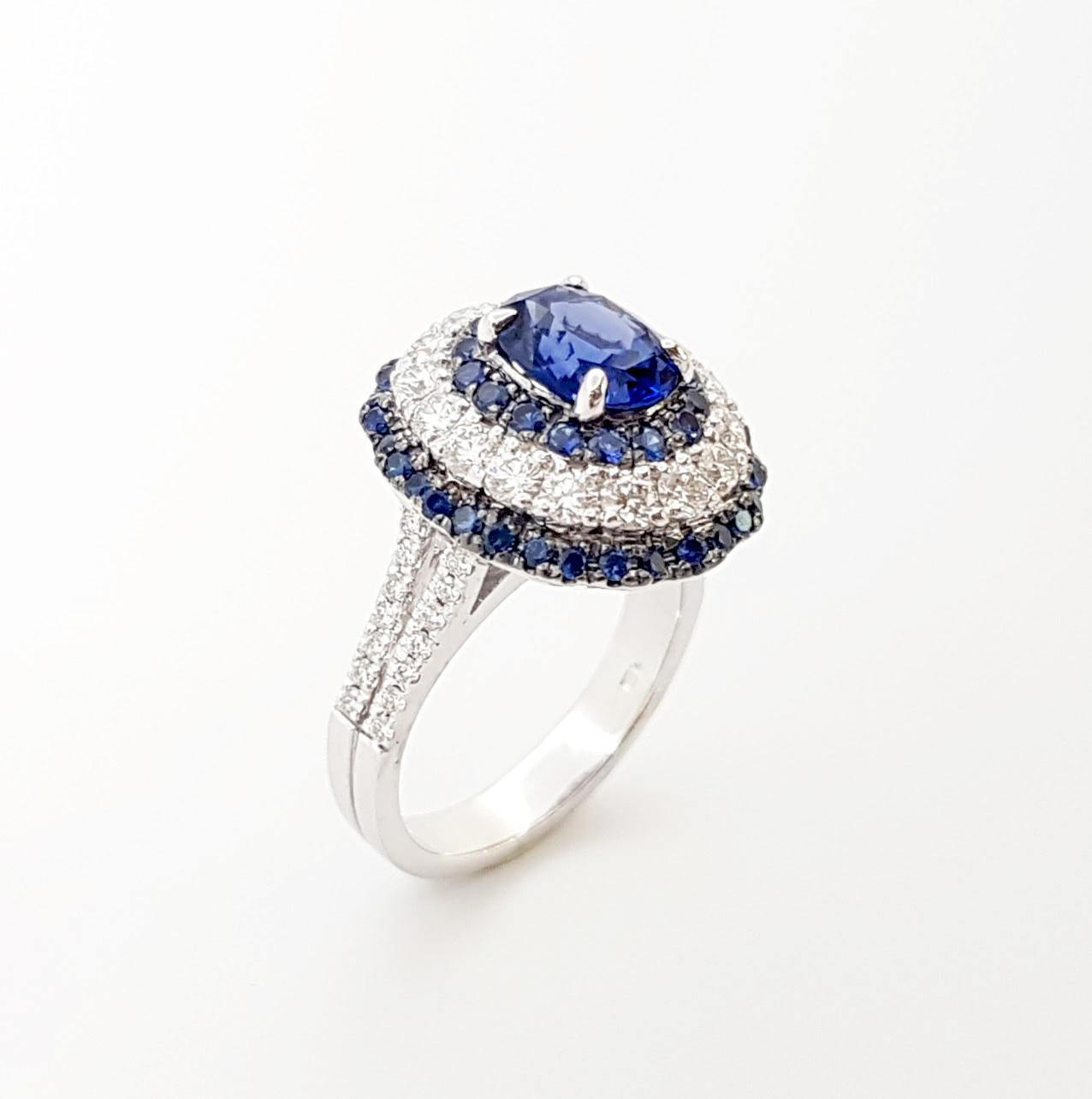 Bague en or blanc 18 carats sertie de saphirs bleus et de diamants en vente 3