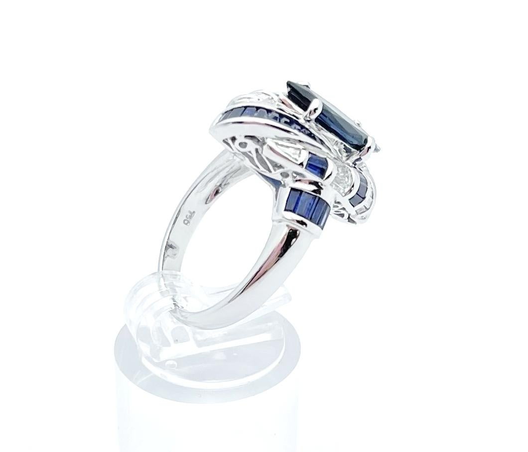 Ring mit blauem Saphir und Diamant in 18 Karat Weißgold gefasst im Angebot 3