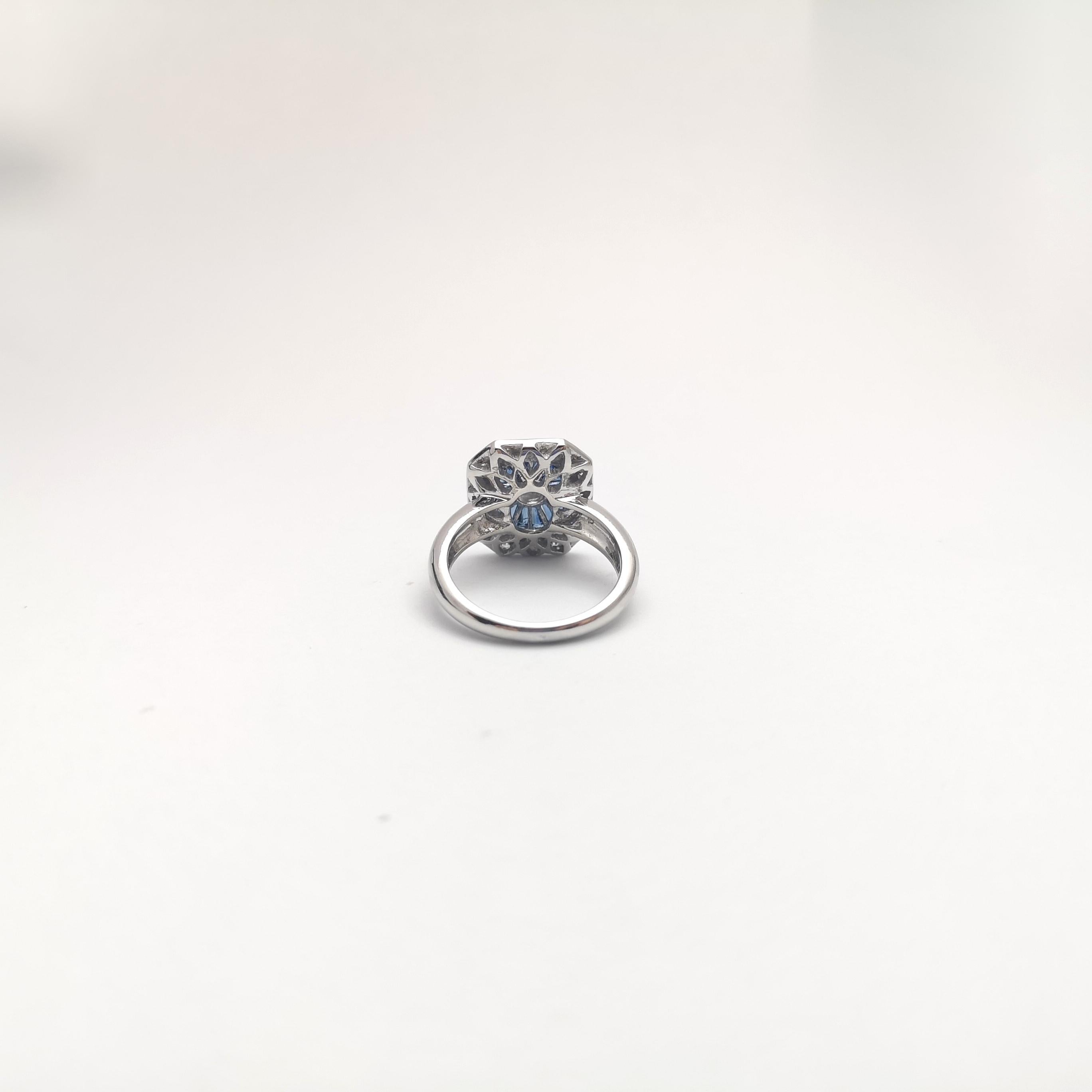 Anello con zaffiro blu e diamante incastonato in oro bianco 18 carati in vendita 3