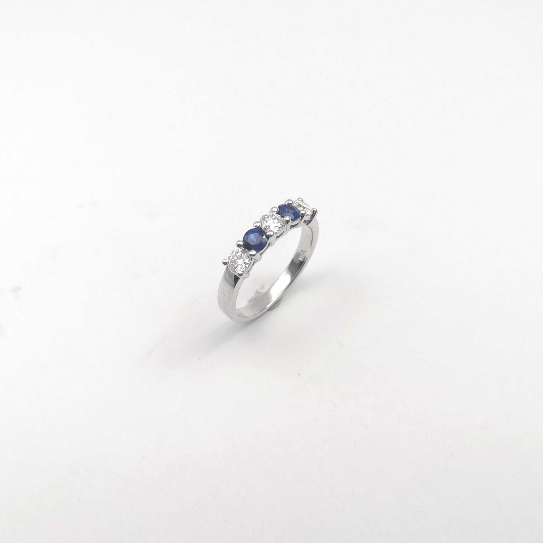 Bague en or blanc 18 carats sertie de saphirs bleus et de diamants en vente 3