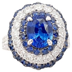 Anello con zaffiro blu e diamante incastonato in oro bianco 18 carati