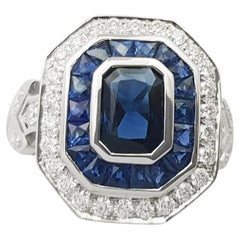 Anillo de zafiro azul y diamantes engastados en oro blanco de 18 quilates