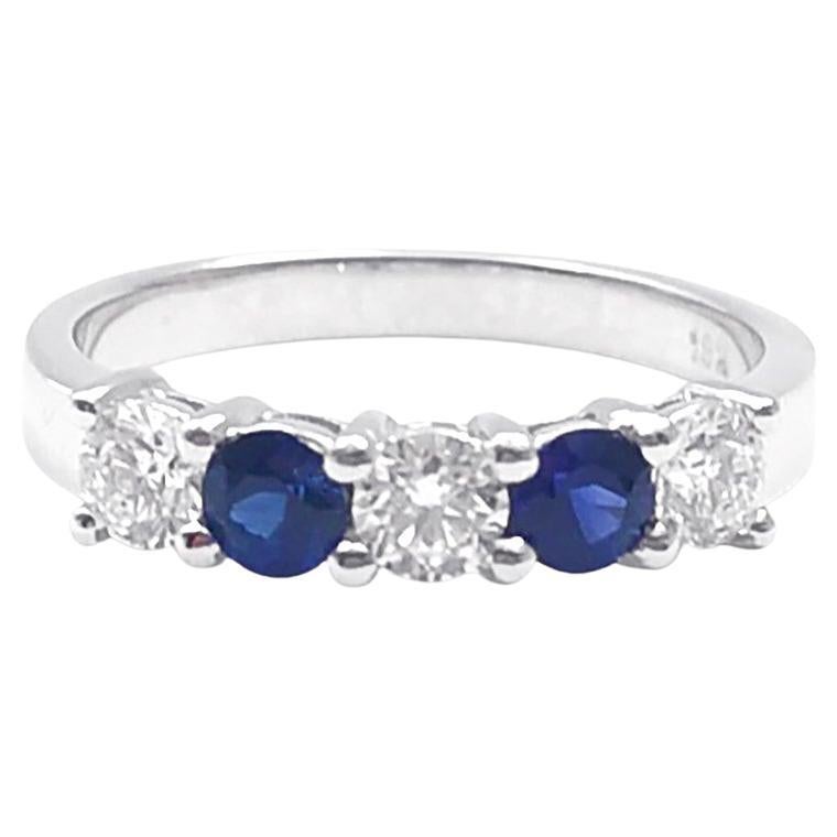 Anillo de zafiro azul y diamantes engastados en oro blanco de 18 quilates