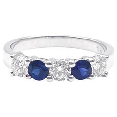 Anillo de zafiro azul y diamantes engastados en oro blanco de 18 quilates