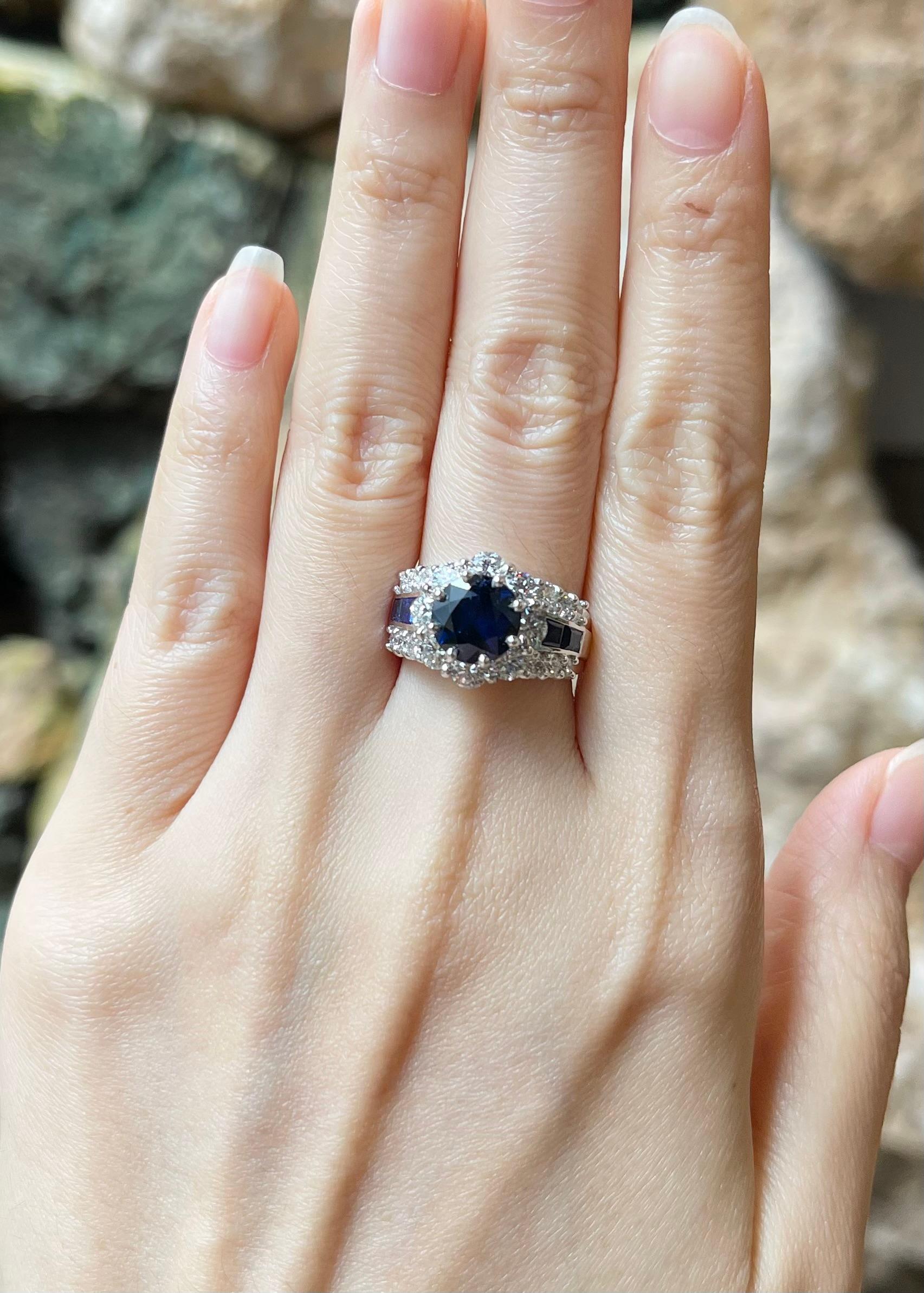 Zaffiro blu 2,54 carati, zaffiro blu 0,97 carati e diamante 1,98 carati Anello con montatura in platino 950

Larghezza:  1.2 cm 
Lunghezza: 1,4 cm
Misura dell'anello: 53
Peso totale: 12,68 grammi

