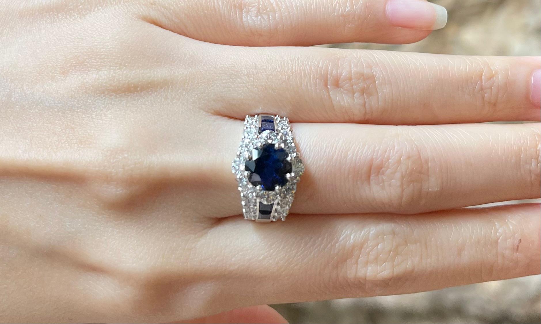 Contemporaneo Anello con zaffiro blu e diamante incastonati in platino 950 in vendita