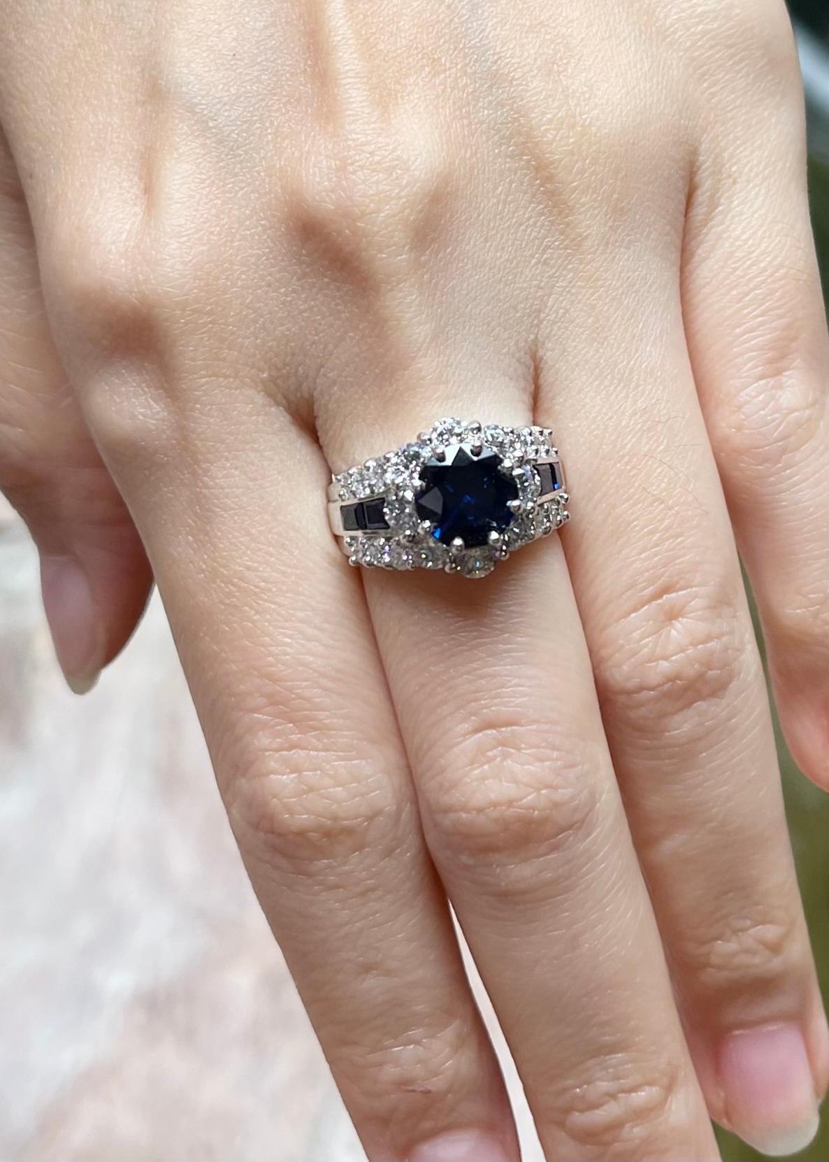 Taglio rotondo Anello con zaffiro blu e diamante incastonati in platino 950 in vendita