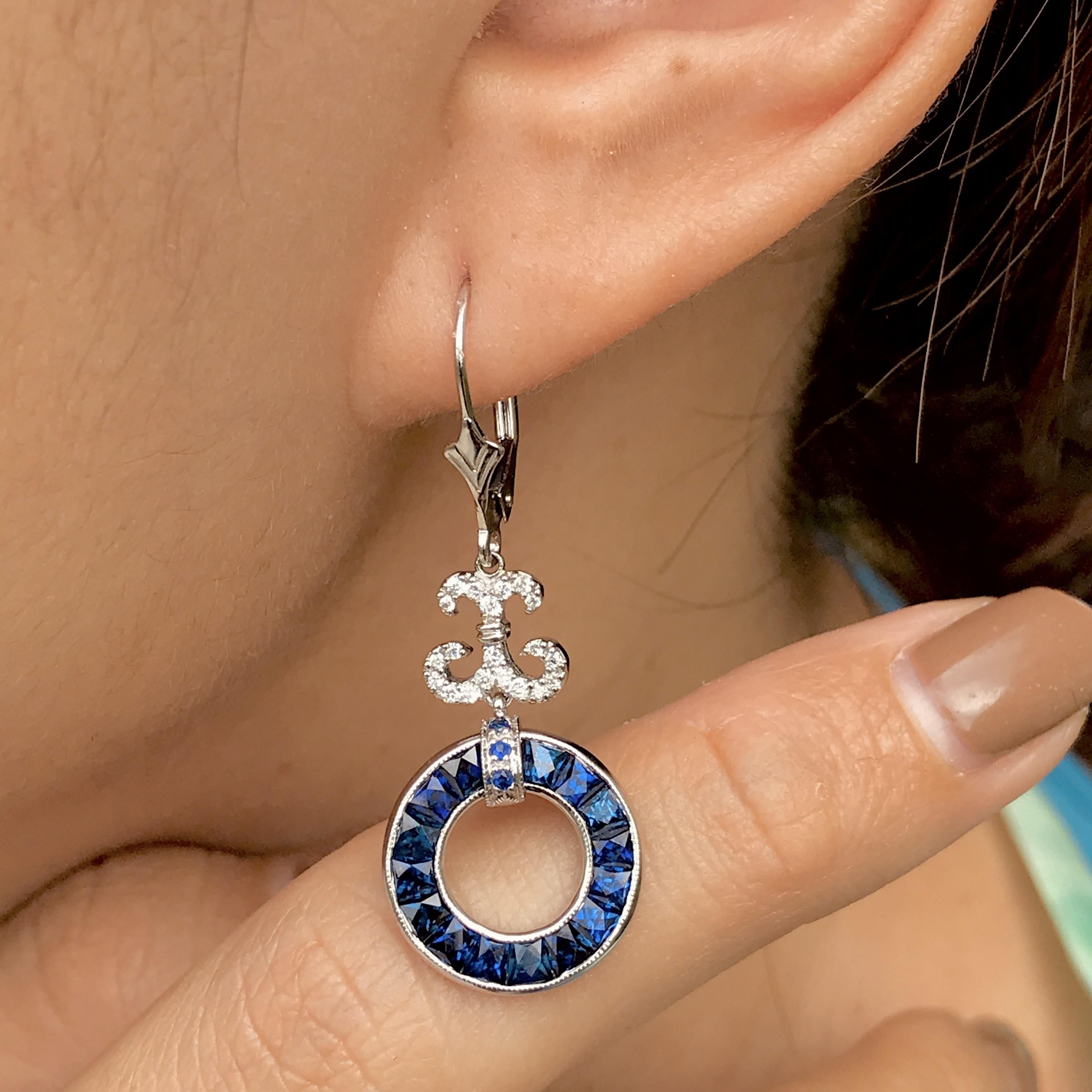 Uno splendido zaffiro blu a forma di montatura circolare aperta, splendidamente arricchito da diamanti scintillanti e altri zaffiri. L'intricato design traforato aggiunge una sensazione di delicatezza e ariosità, mettendo in risalto le ricche