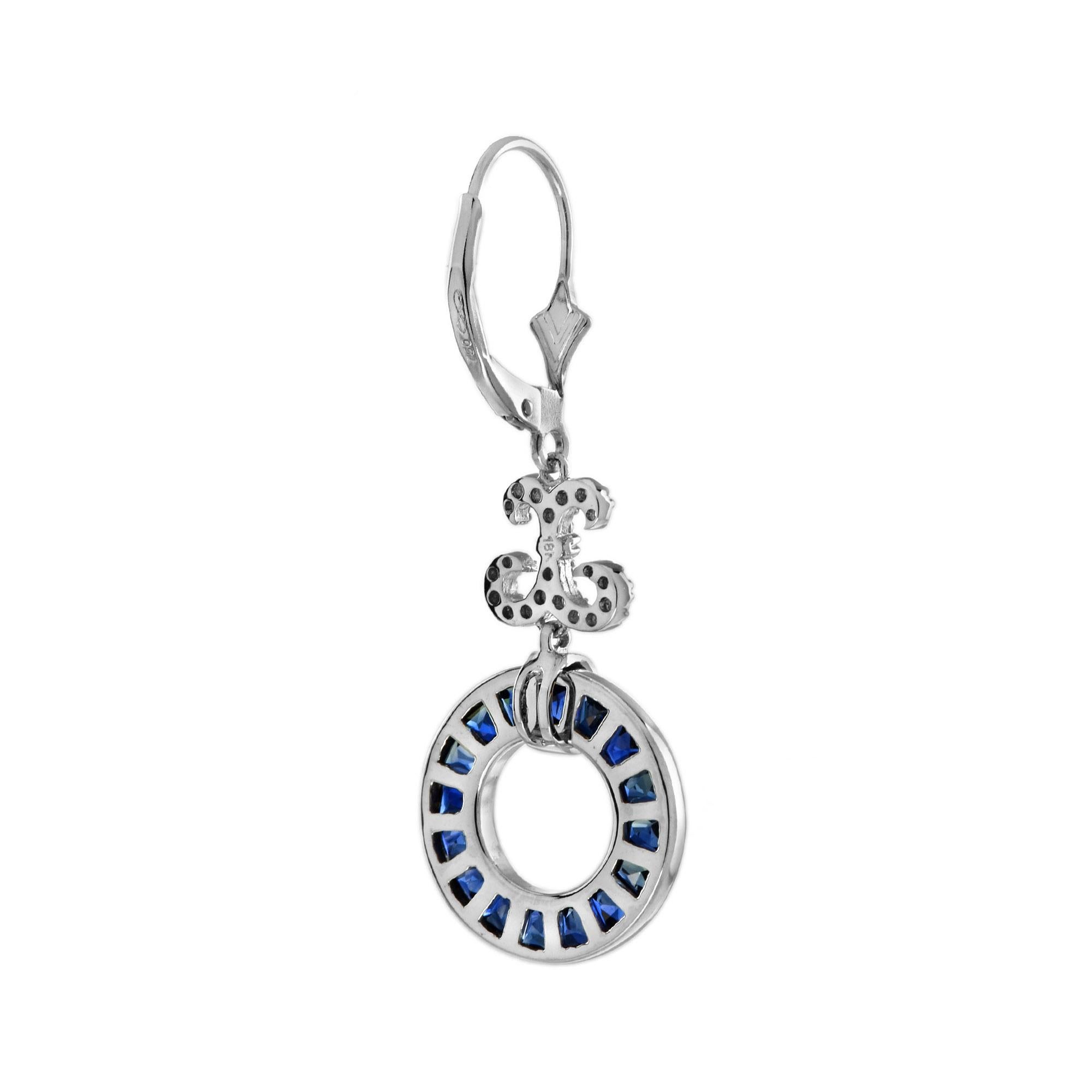 Art déco Boucles d'oreilles pendantes ajourées en or blanc 18 carats avec saphirs bleus et diamants ronds en vente