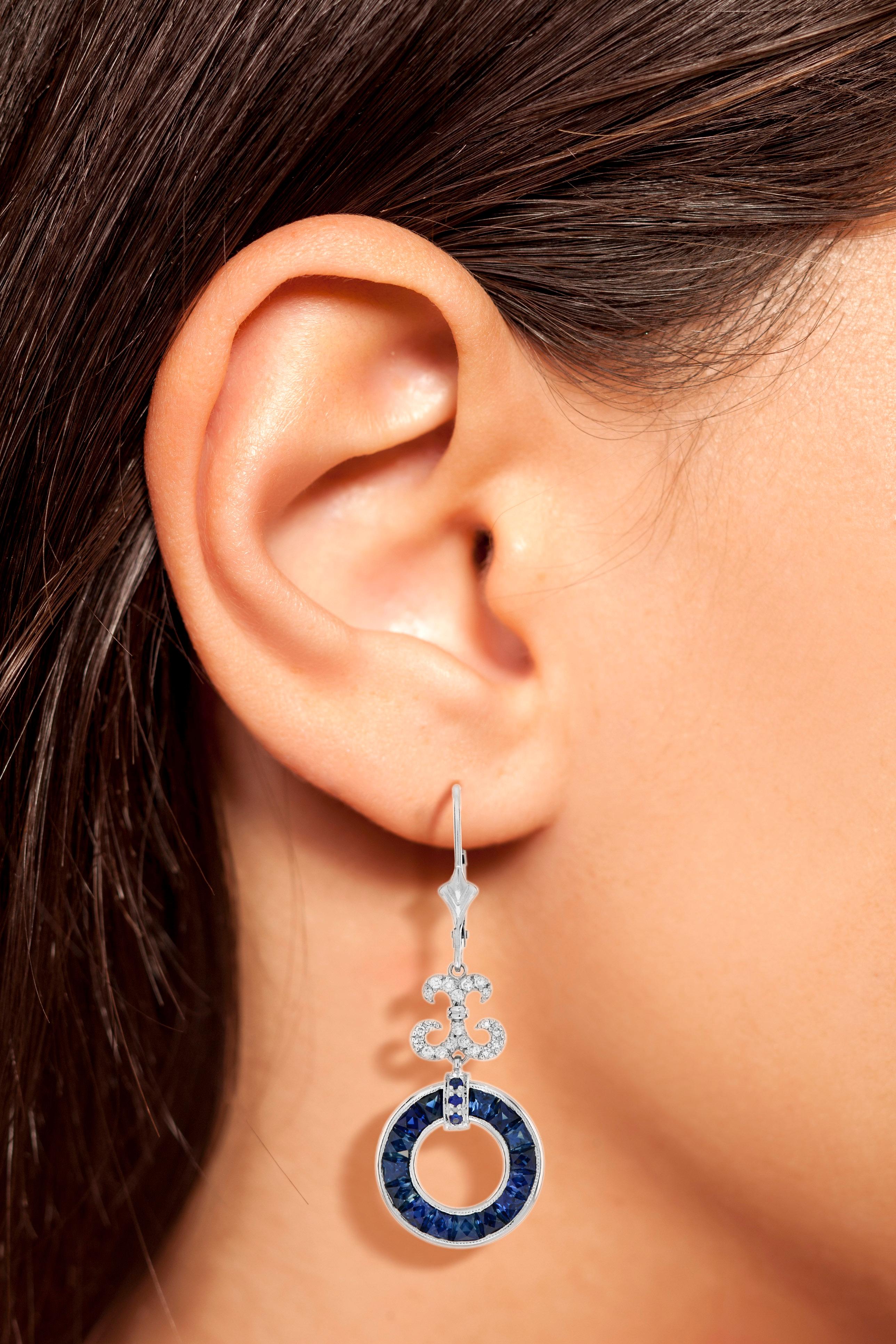 Boucles d'oreilles pendantes ajourées en or blanc 18 carats avec saphirs bleus et diamants ronds Neuf - En vente à Bangkok, TH