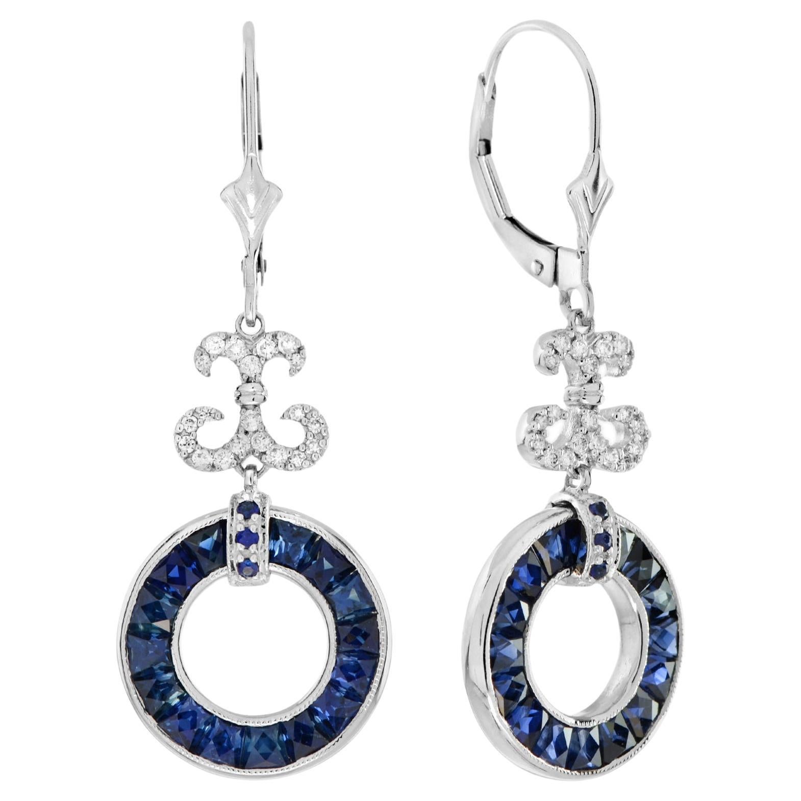 Boucles d'oreilles pendantes ajourées en or blanc 18 carats avec saphirs bleus et diamants ronds