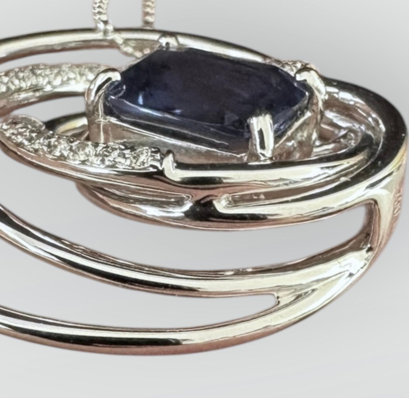 Donna Ciondolo con zaffiro blu e diamante incastonato in vendita