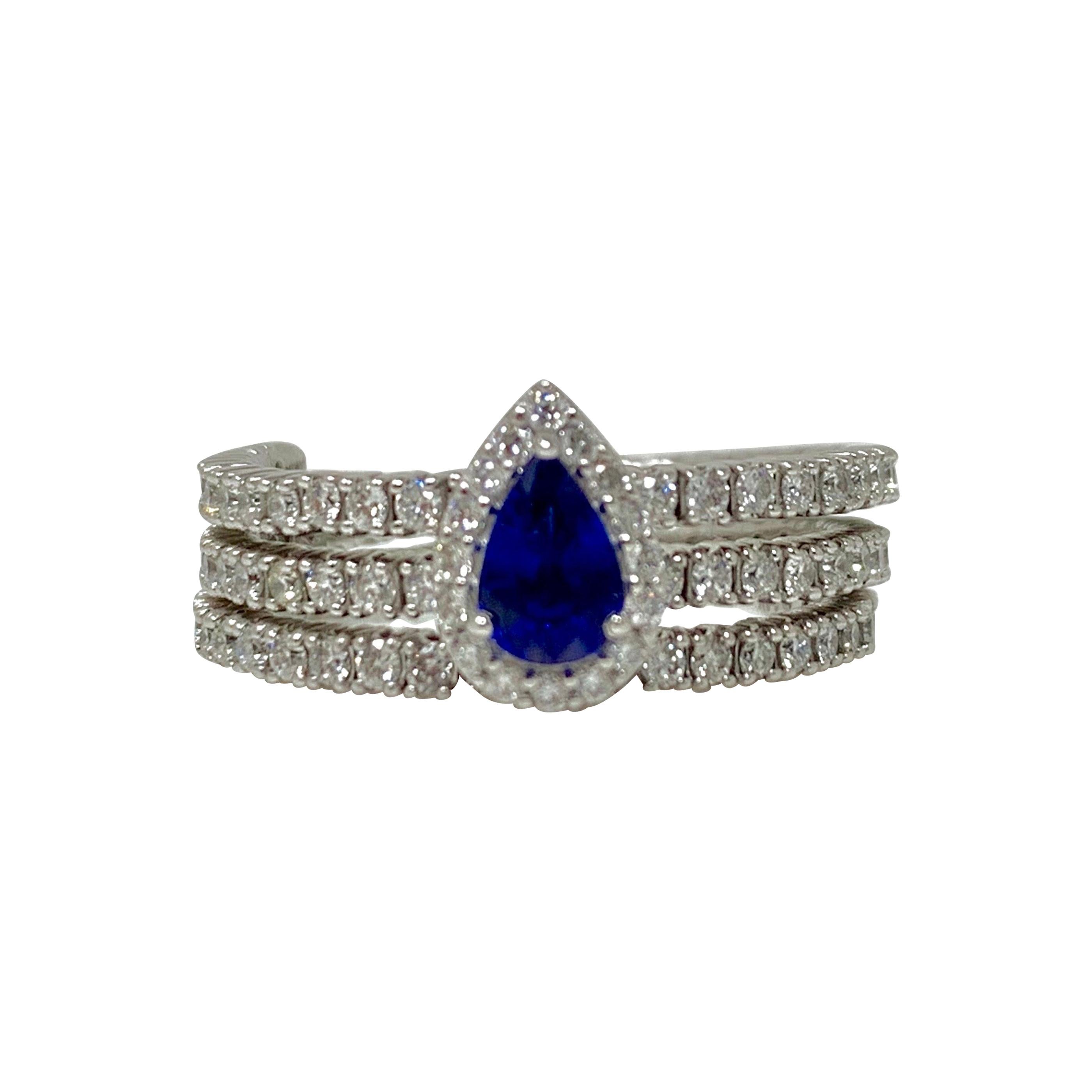 Bague flexible en or blanc 14 carats avec saphir bleu et diamants.
