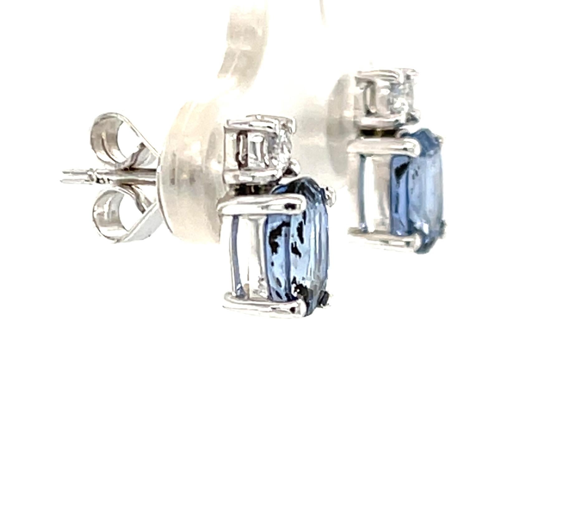 Questi bellissimi orecchini con perno sono caratterizzati da luminosi zaffiri blu 