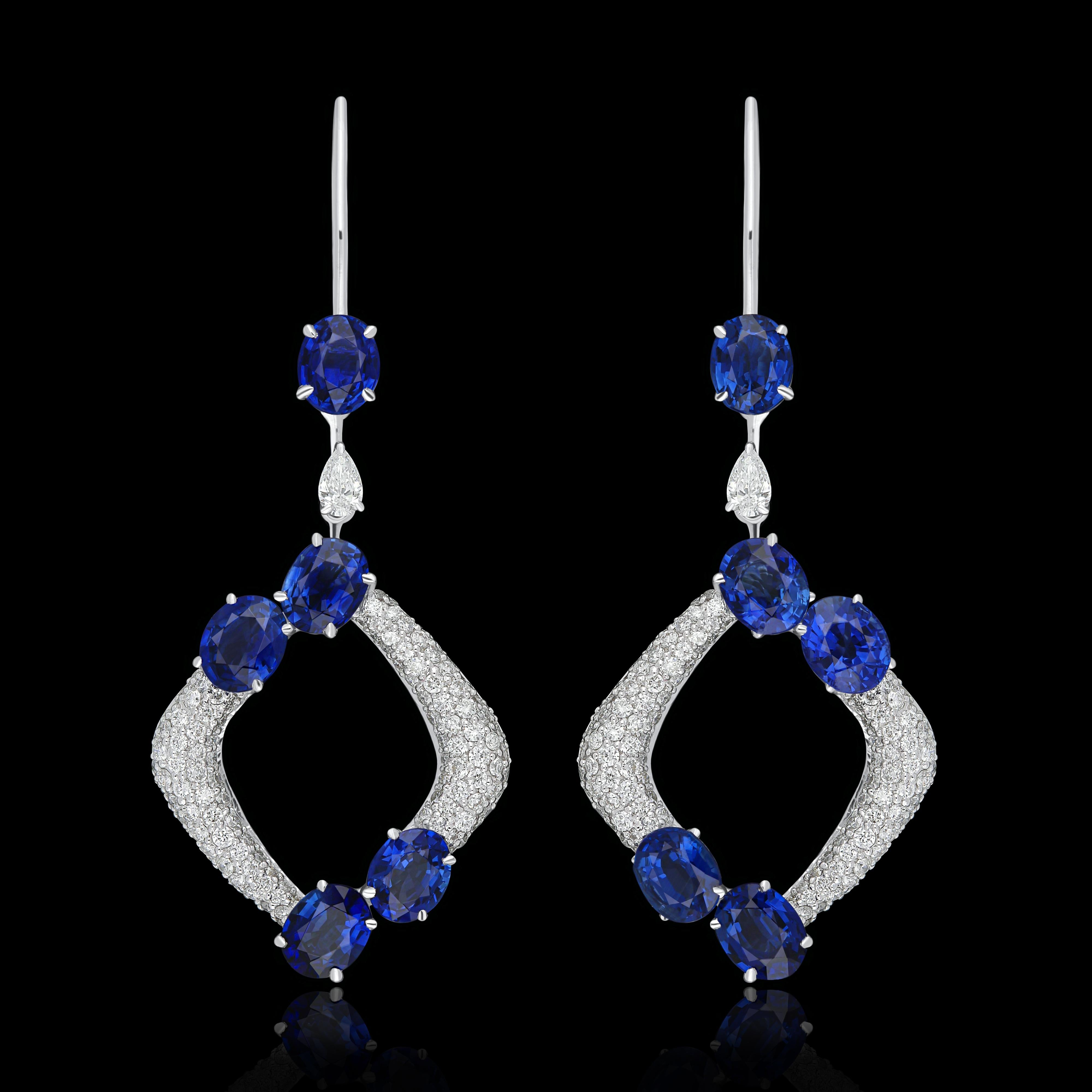 Elegante e squisitamente dettagliato orecchino in oro bianco 18 carati, con zaffiro blu di forma ovale di 4,55 carati e micro diamanti incastonati, per un peso di circa 0,99 carati, splendidamente realizzato a mano in oro bianco 18