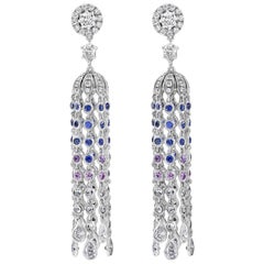 Roman Malakov Boucles d'oreilles chandelier à pompon en diamants et saphirs bleus de 3,57 carats