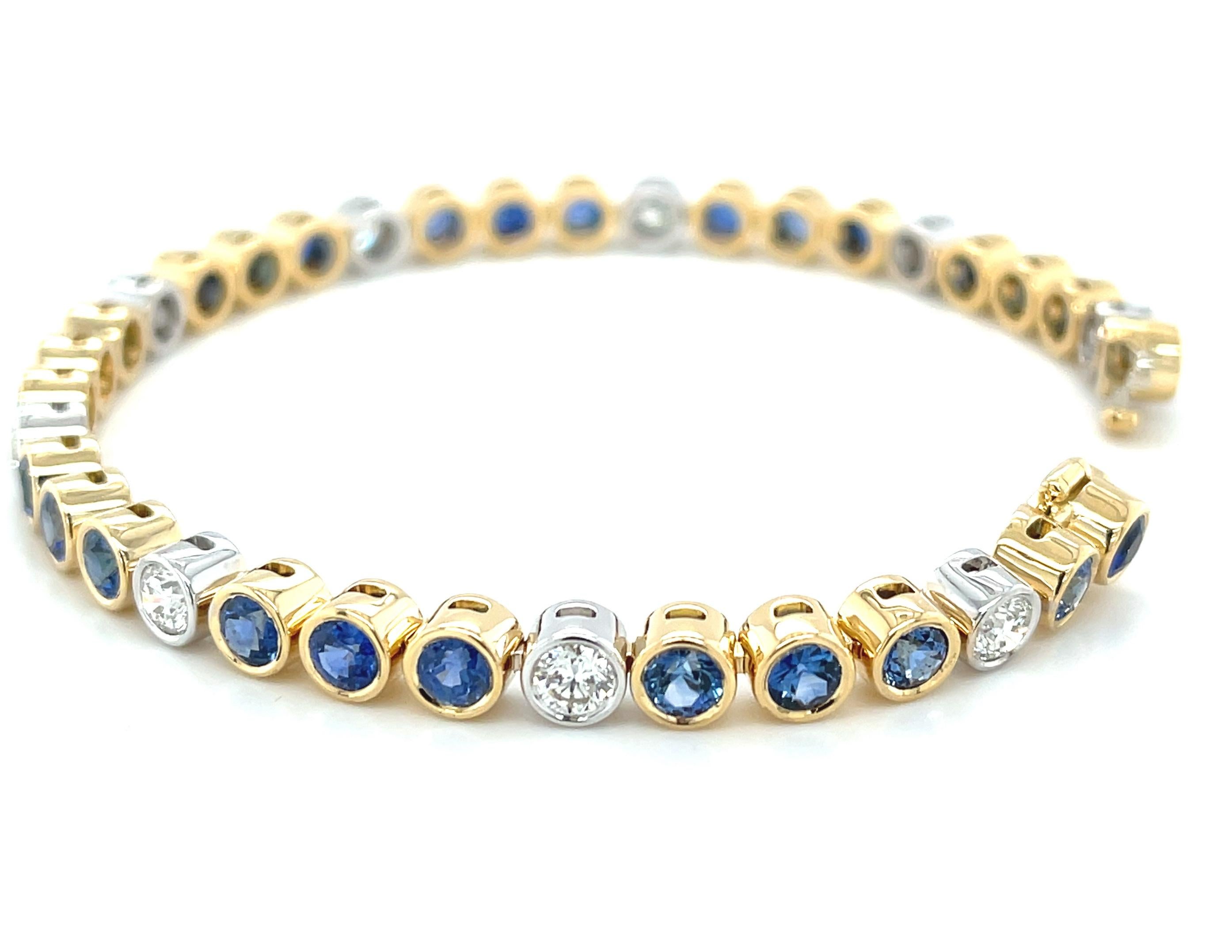 Dieses luxuriöse Tennisarmband aus blauem Saphir und Diamanten besteht aus über 7 Karat erstklassigen blauen Ceylon-Saphiren, die mit über 2 Karat funkelnden Diamanten akzentuiert sind! Die blauen Saphire haben eine wunderbar gleichmäßige, satte