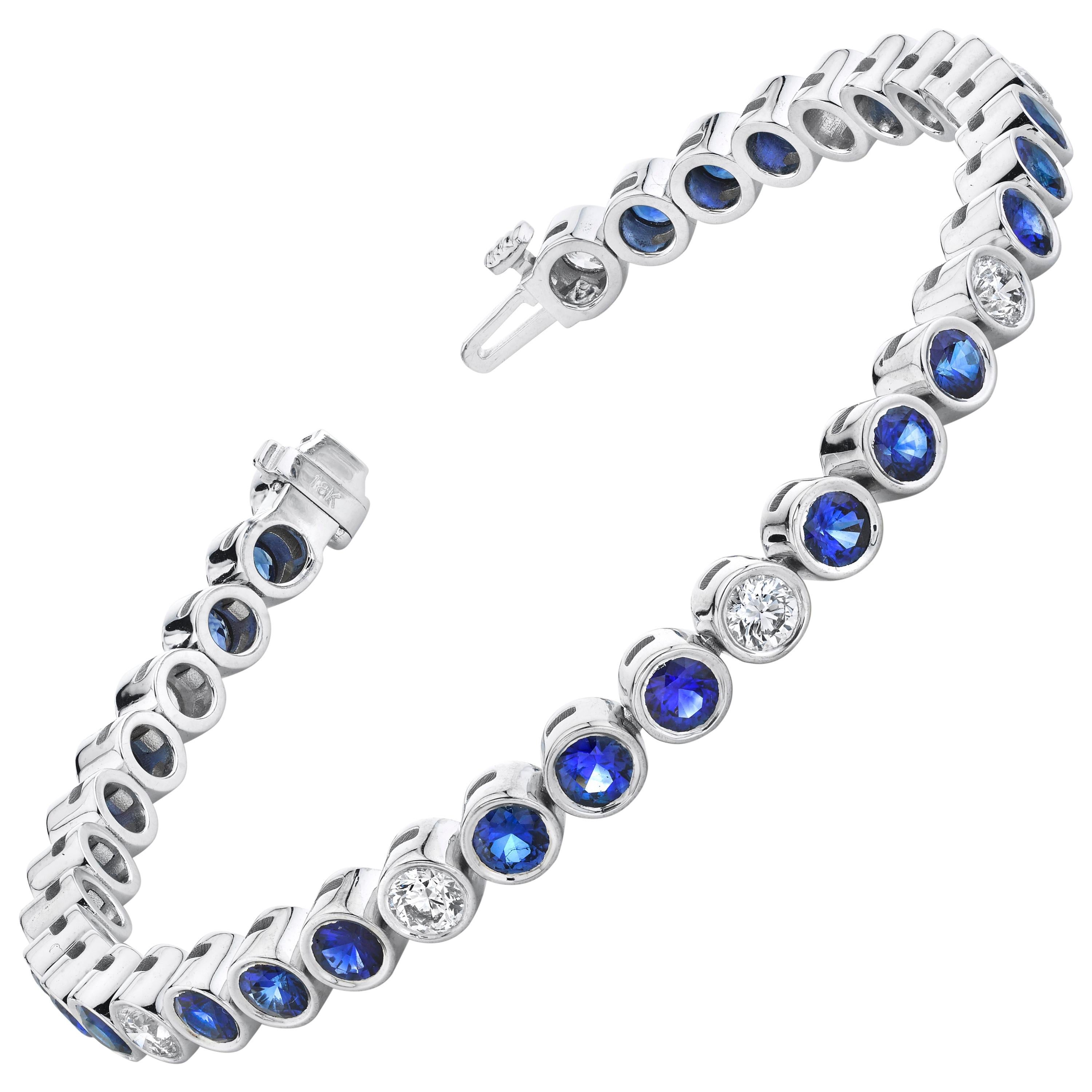 Dieses stilvolle und elegante Tennisarmband besteht aus über 6 Karat blauen Saphiren und über 2 Karat weißen Diamanten, wobei jeder Edelstein in seiner eigenen Lünette aus 18 Karat Weißgold präsentiert wird. Die Saphire haben eine außerordentlich