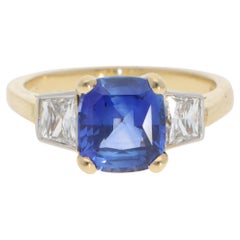 Anello a tre pietre con zaffiro blu e diamante in oro giallo e bianco 18 carati