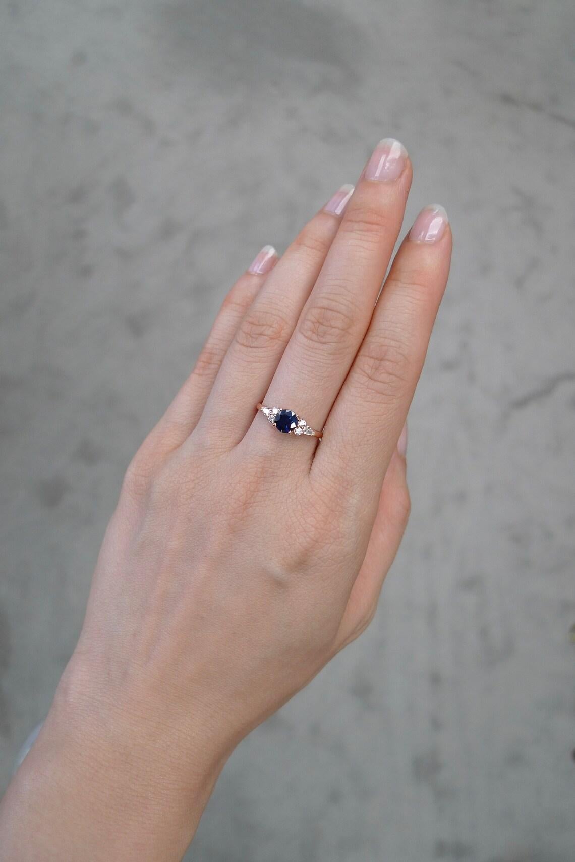 Im Angebot: Einzigartiger Verlobungsring aus 14 Karat Roségold mit blauem Saphir und Diamant, Geschenk für sie () 3