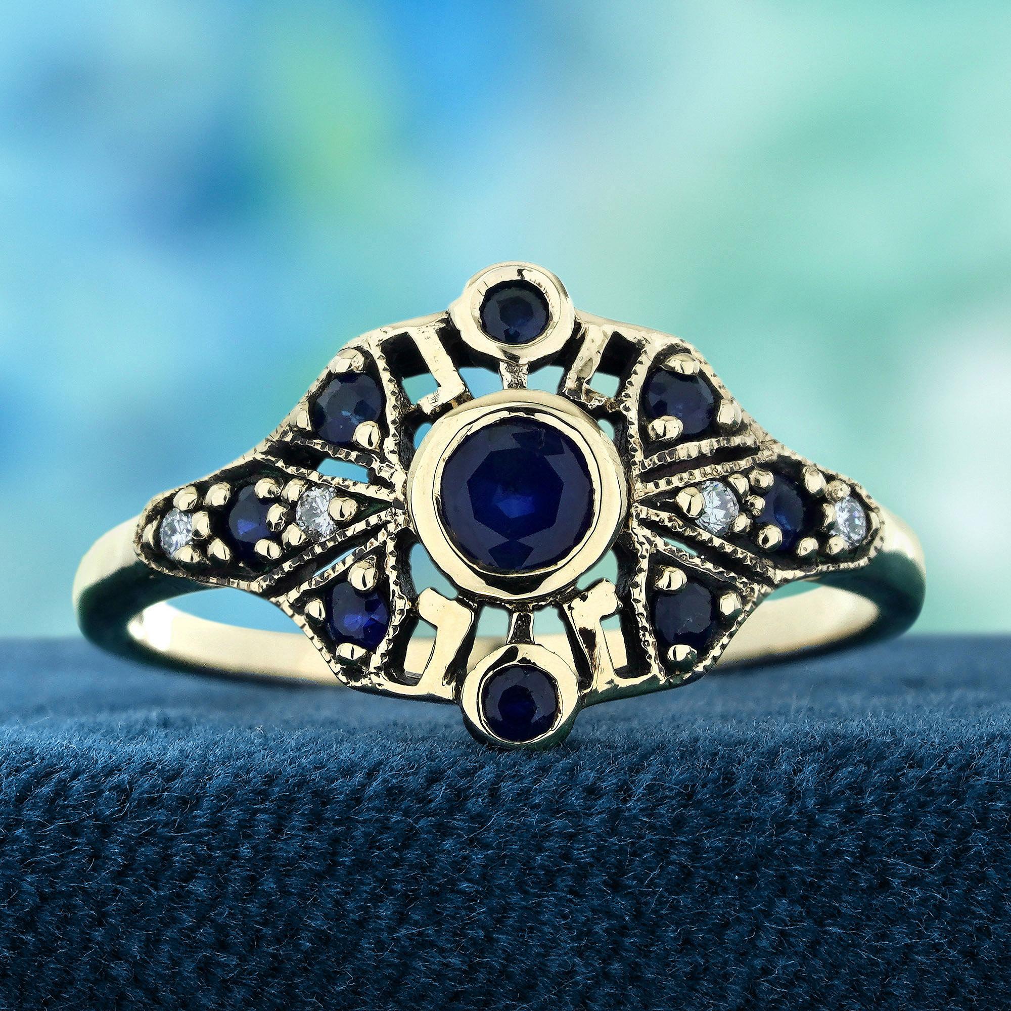  En el corazón de esta impresionante pieza florece un zafiro azul profundo, rodeado de delicados pétalos de diamantes y zafiros en un elegante diseño floral. Inspirado en el encanto vintage, su intrincada artesanía y su brillo atemporal lo