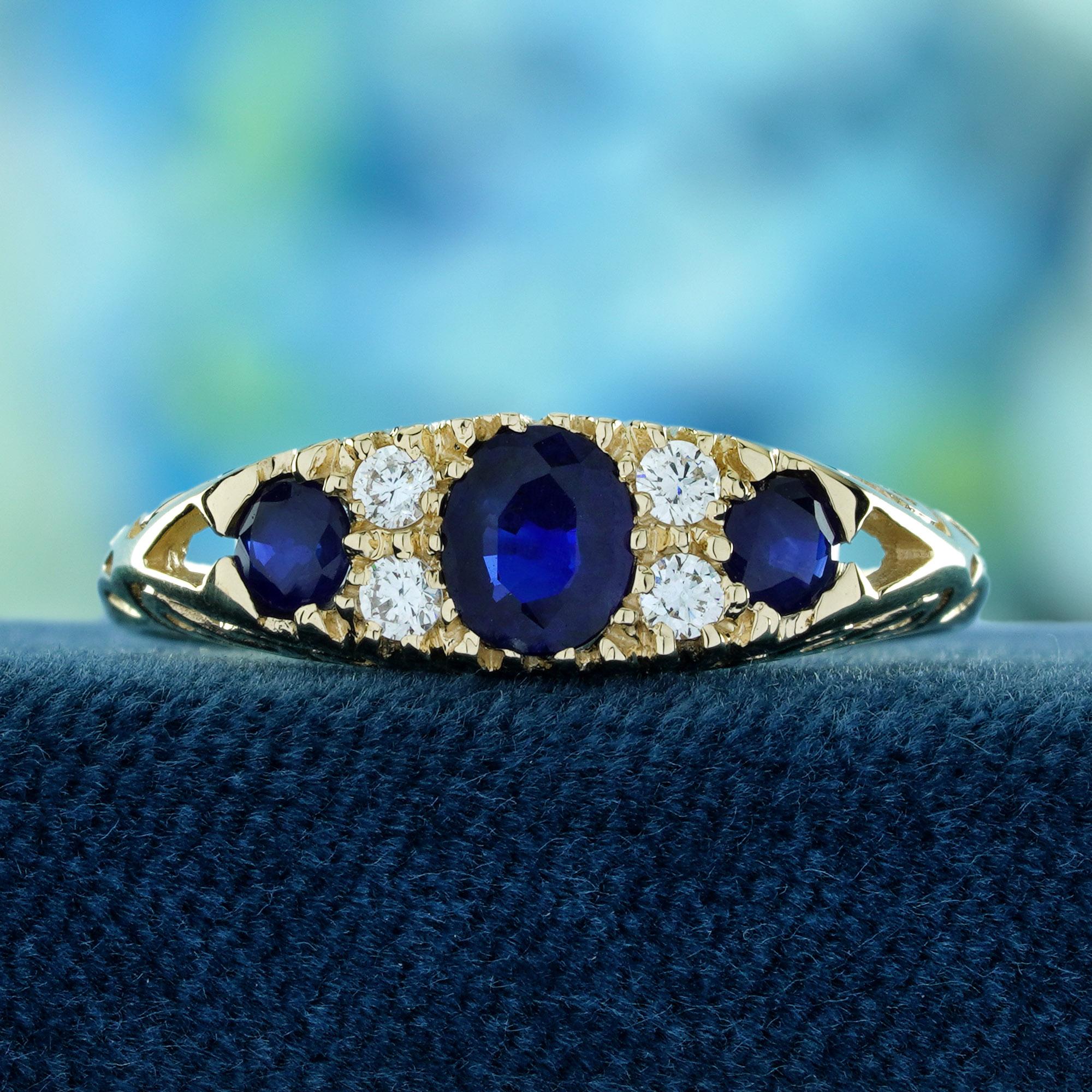 Faites l'expérience de l'élégance intemporelle avec notre bague de style vintage en saphir bleu naturel et diamant, méticuleusement fabriquée en or jaune 9K massif. 
Cette superbe pièce présente une combinaison éblouissante de saphirs d'un bleu