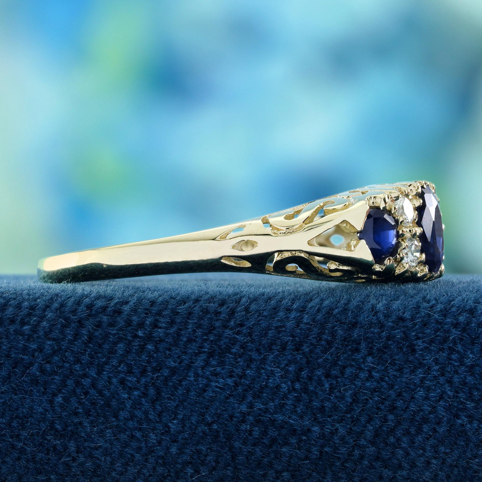 Taille ovale Bague de style vintage en or jaune 9 carats, saphir bleu et diamant en vente