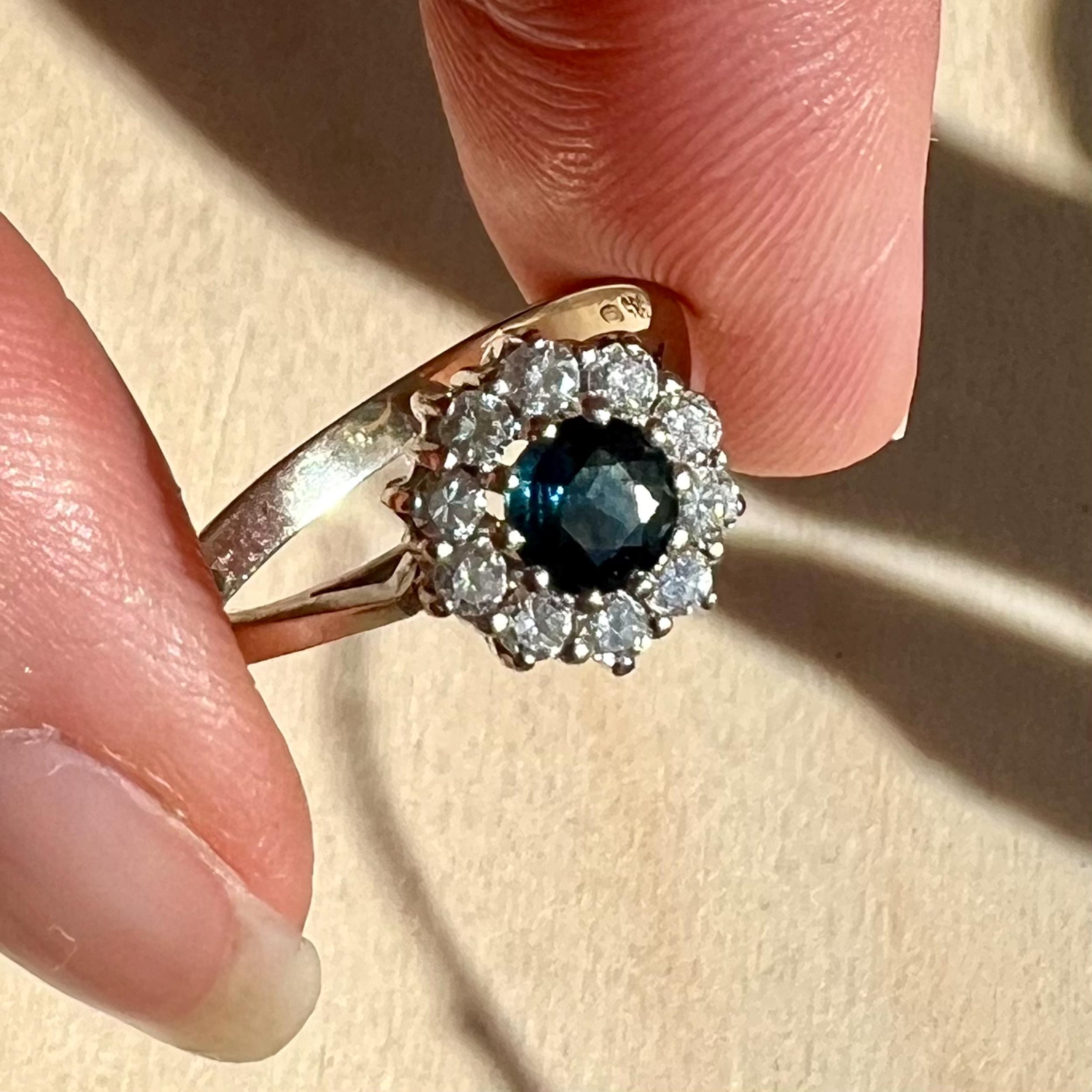 Vintage Sapphire and Brilliant Cut Diamond Cluster Ring In Good Condition For Sale In Rotterdam, NL