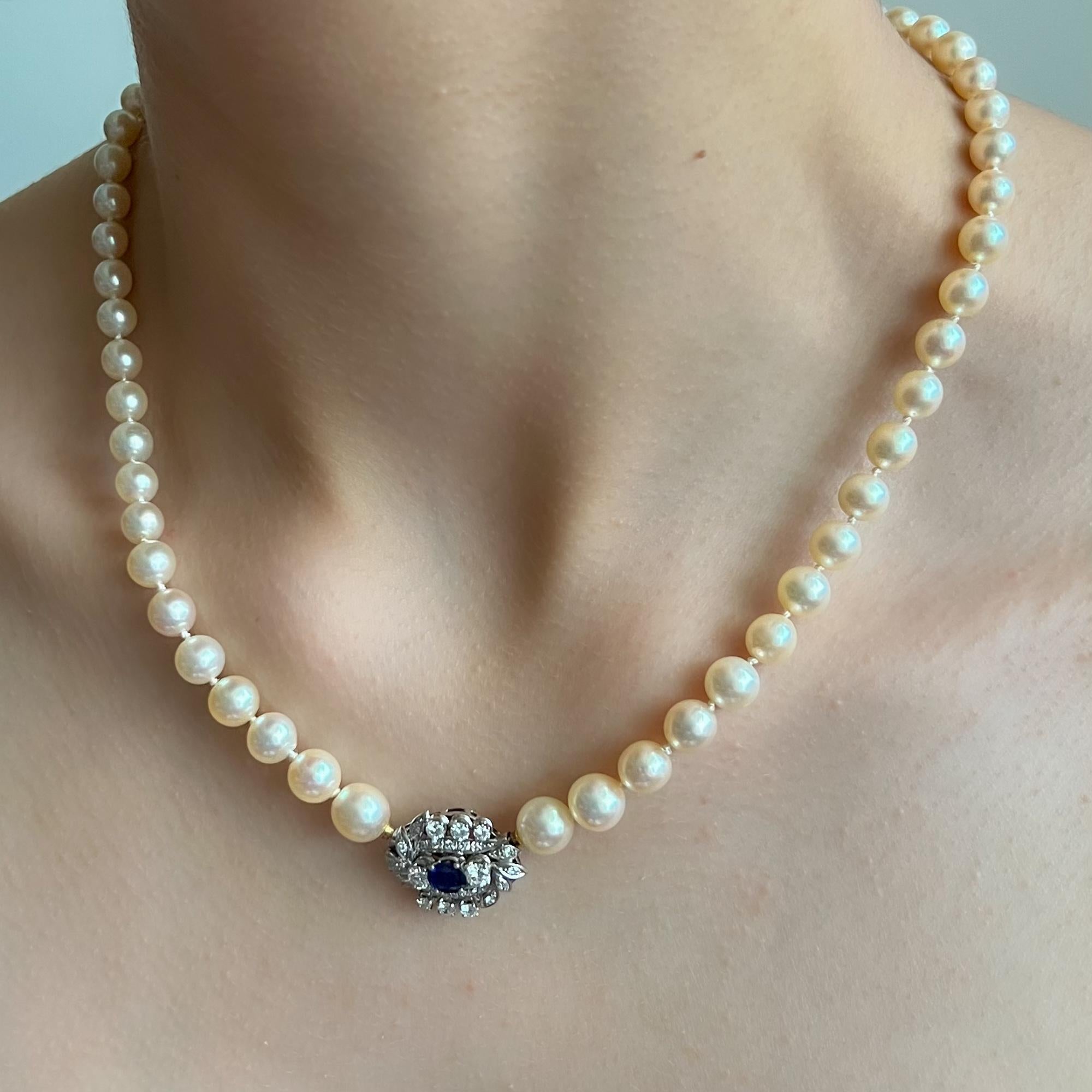 Dieses tolle Stück sucht ein neues Zuhause! Vielleicht mit Ihnen, oder als Geschenk für einen lieben Menschen?! 

Perlenkette mit blauem Saphir, Diamanten und Perlen. Die Perlenkette ist mit einem prächtigen Verschluss aus 14 Karat Weißgold