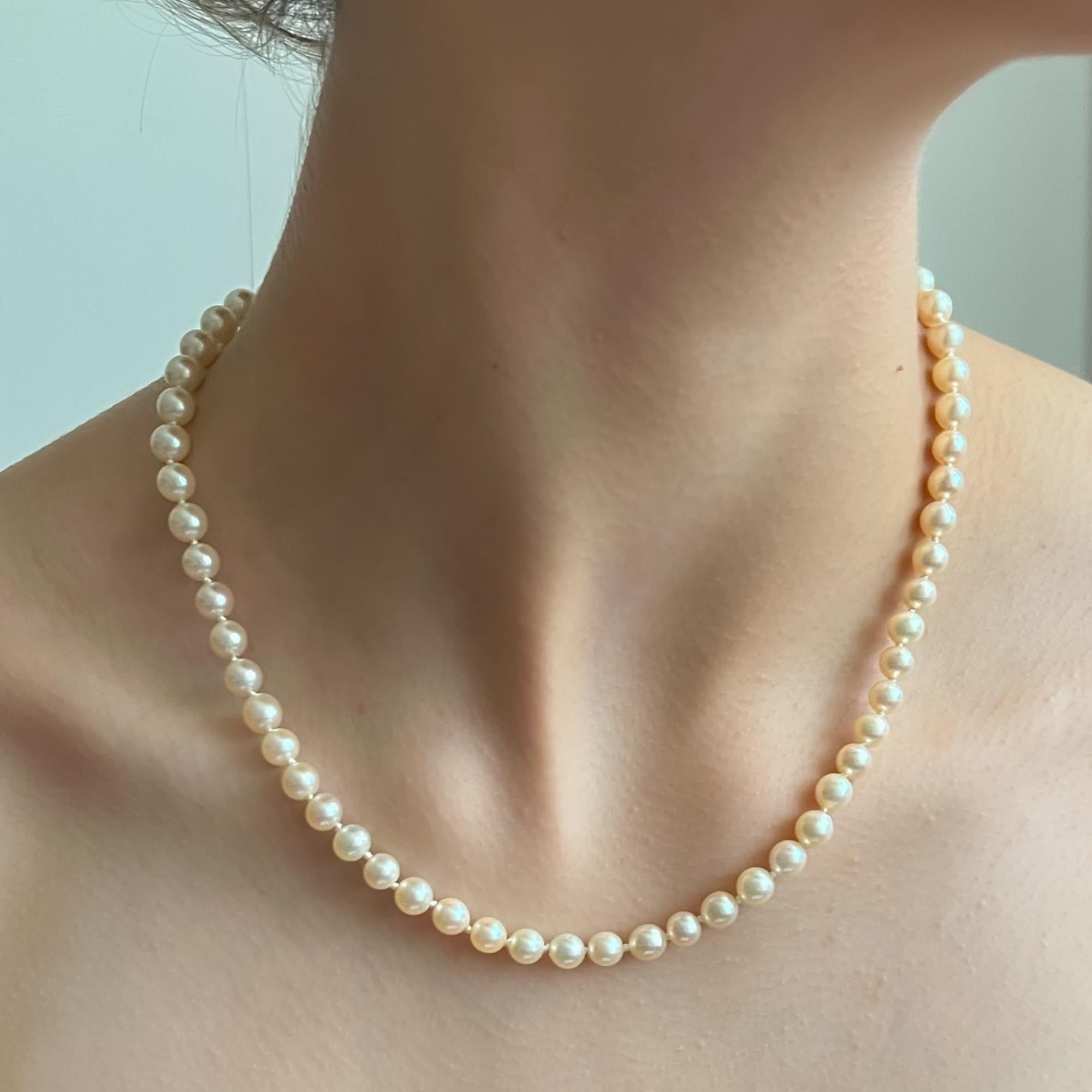 Perlenkette aus 14 Karat Weißgold mit blauem Saphir und Diamanten (Retro) im Angebot