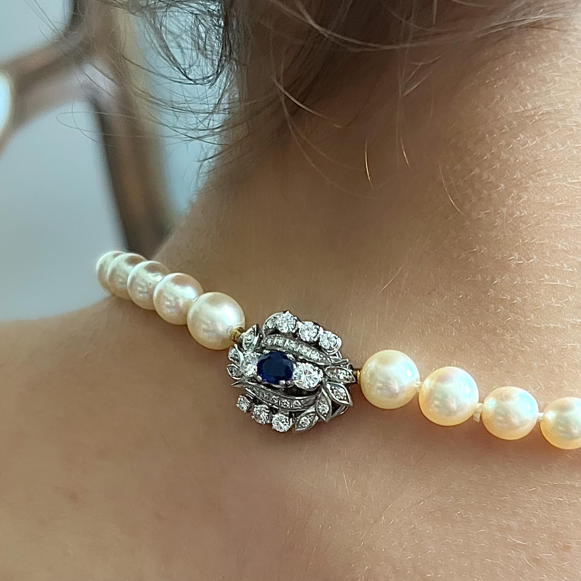 Perlenkette aus 14 Karat Weißgold mit blauem Saphir und Diamanten (Brillantschliff) im Angebot
