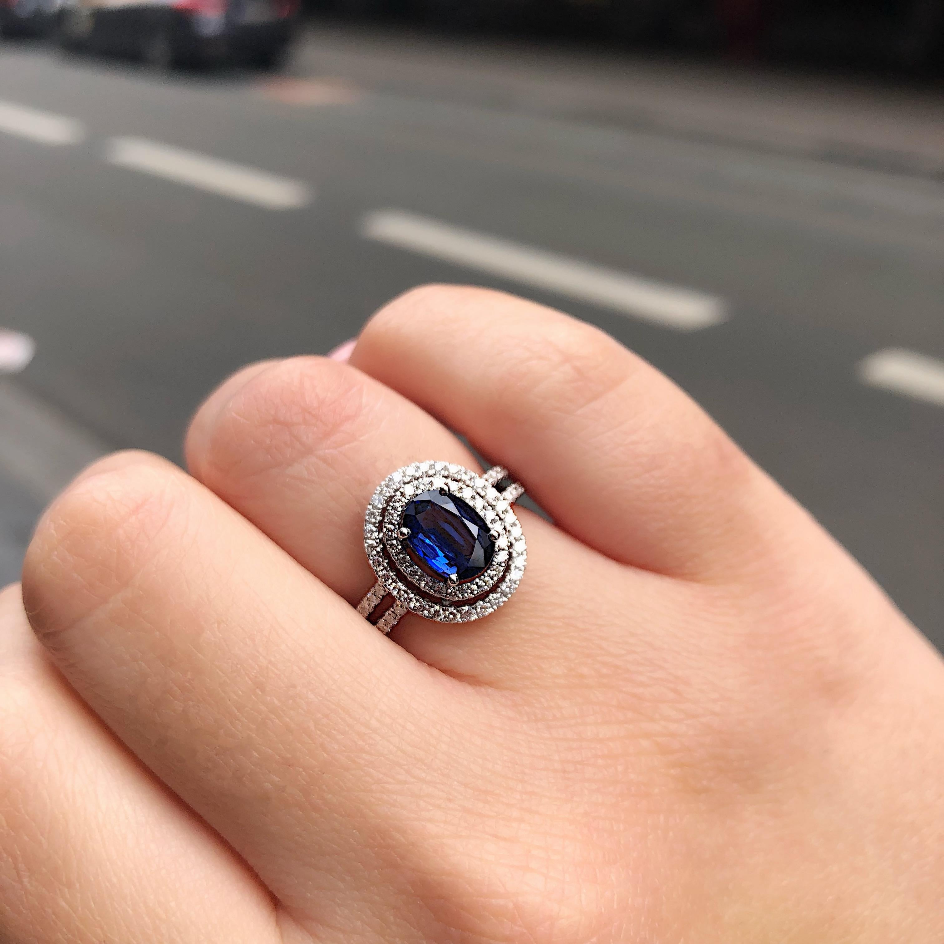 Blue Sapphire and Diamonds Double Halo Engagement Ring in 18 Karat White Gold In New Condition For Sale In Antwerpen, BE
