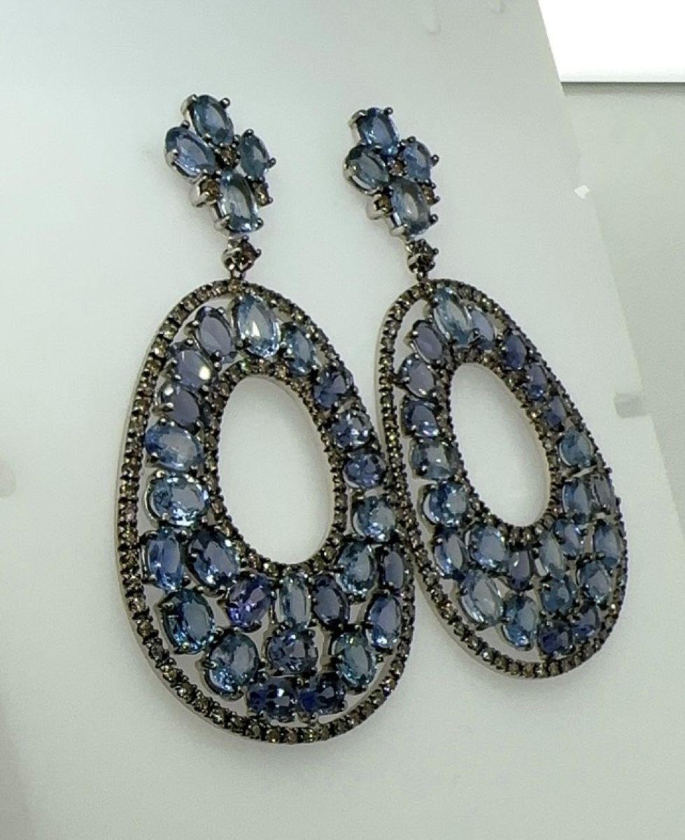 Orecchini in oro bianco 18k con zaffiro blu e diamanti