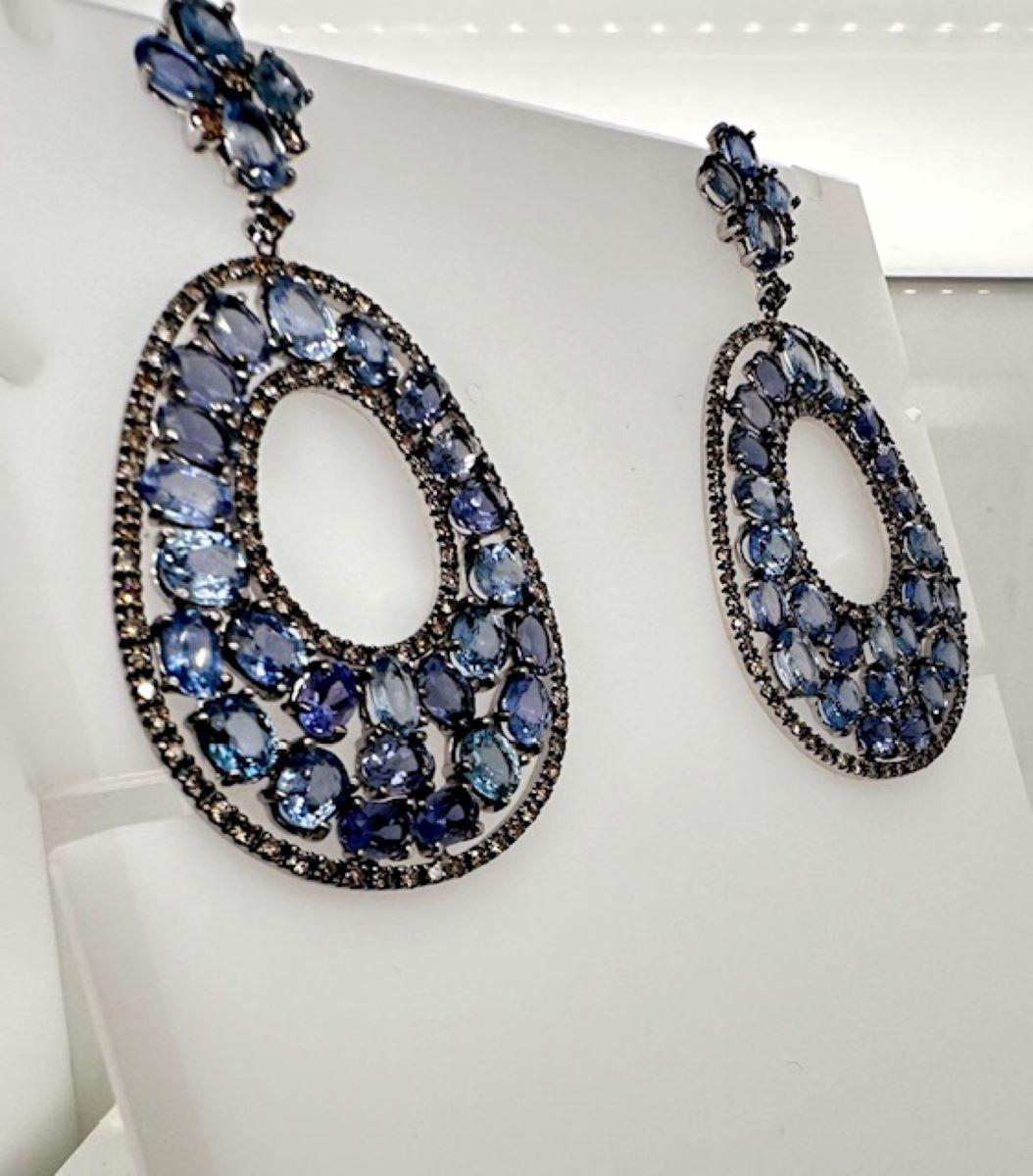 da uomo o donna Lampadario 18K Nature  Orecchini con zaffiro blu e diamanti in vendita