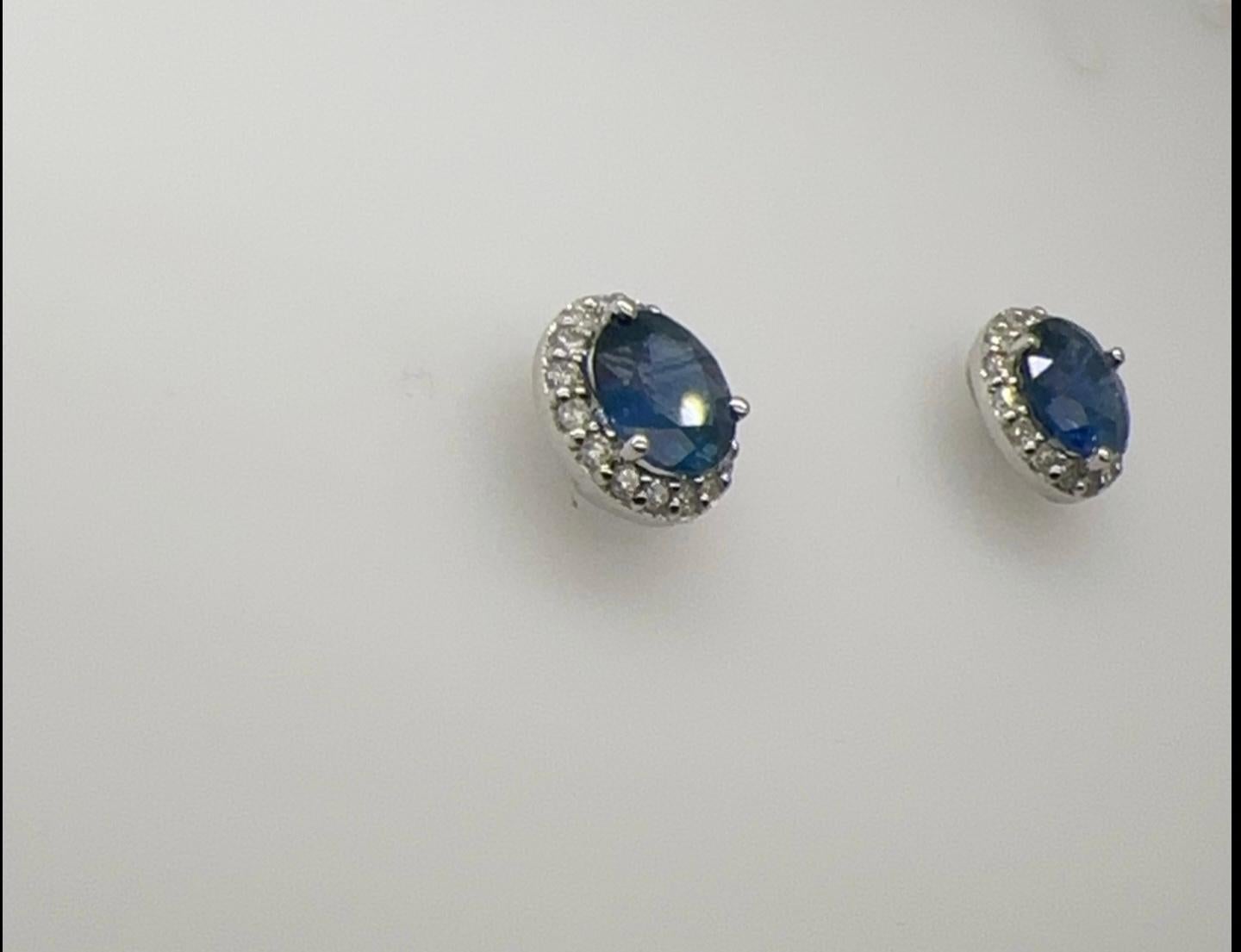 Contemporaneo Perfectly matched approx 3ct Ceylon Blue Sapphire Halo Earrings in vendita