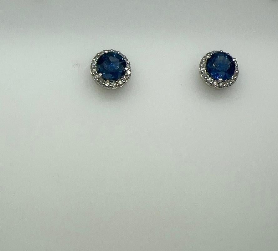 Taglio rotondo Perfectly matched approx 3ct Ceylon Blue Sapphire Halo Earrings in vendita